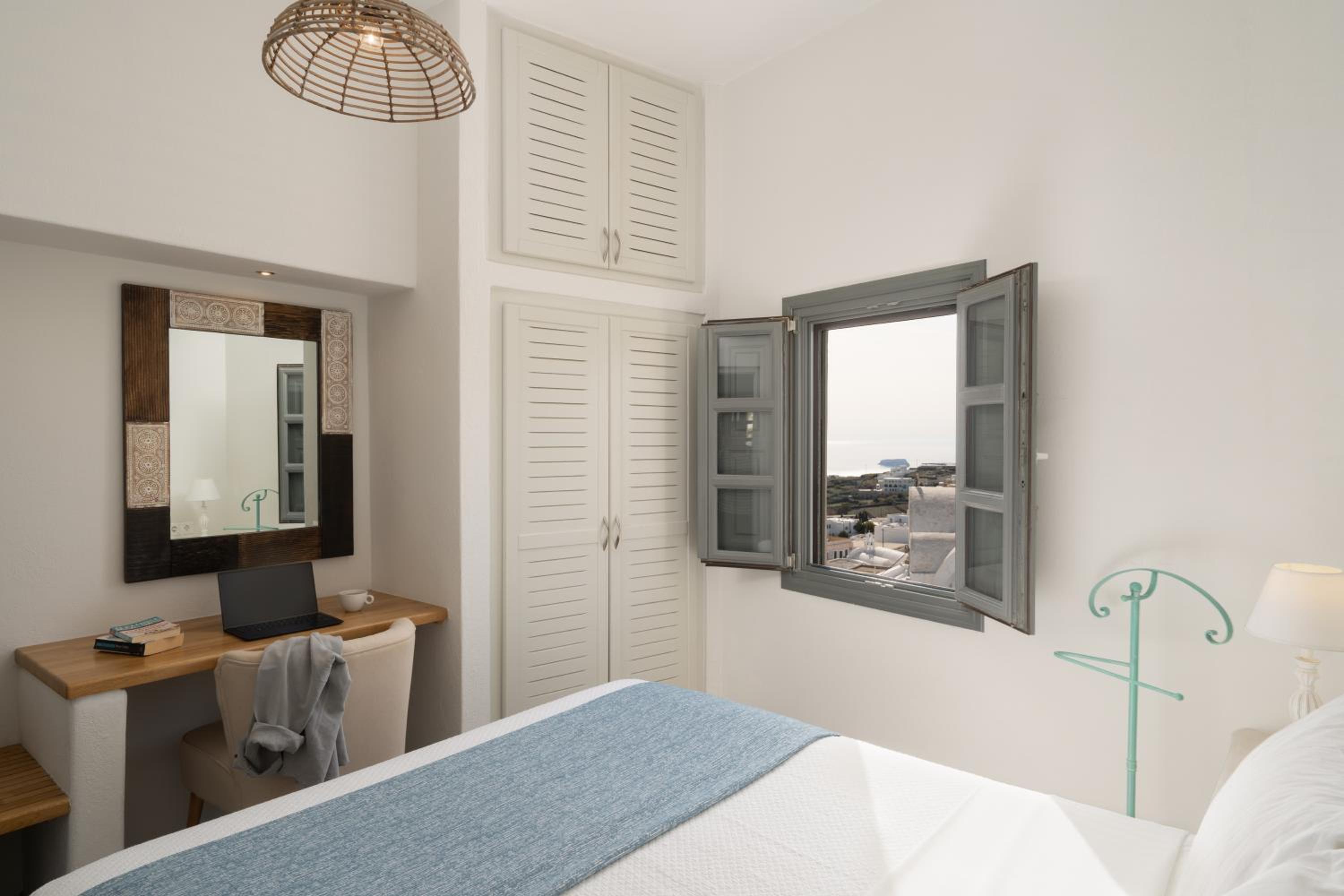 Honeymoon Suite with Outdoor Hot Tub and Panoramic Sea View