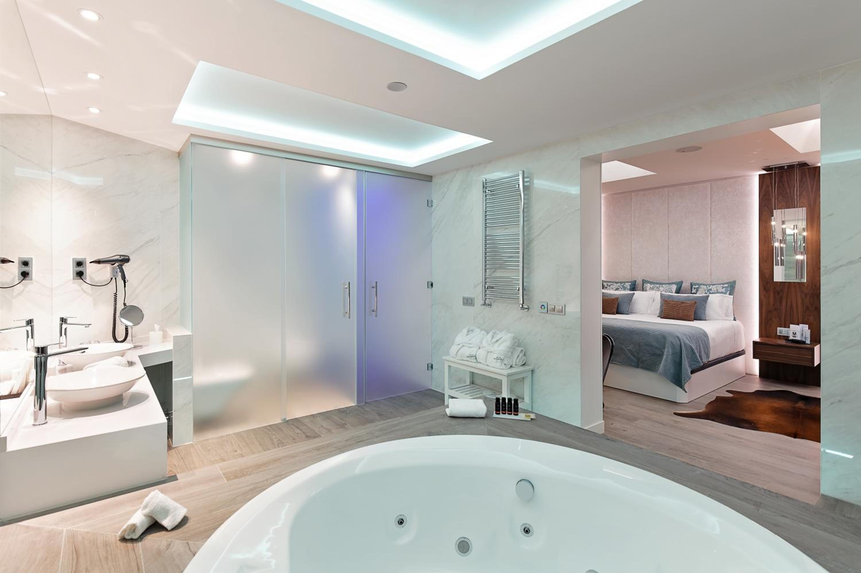 Deluxe Double Room with Jacuzzi thumbnail 5