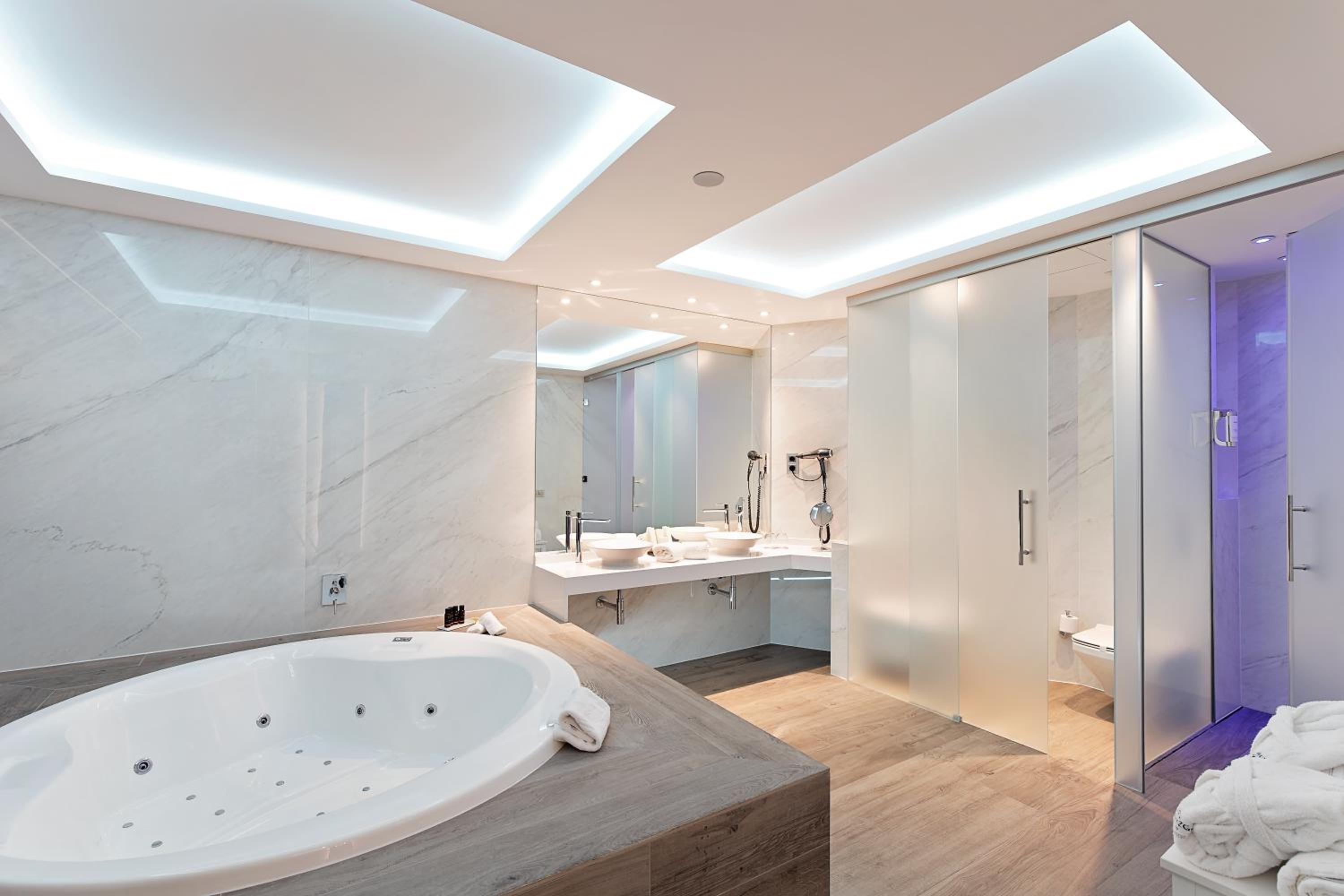 Deluxe Double Room with Jacuzzi thumbnail 6