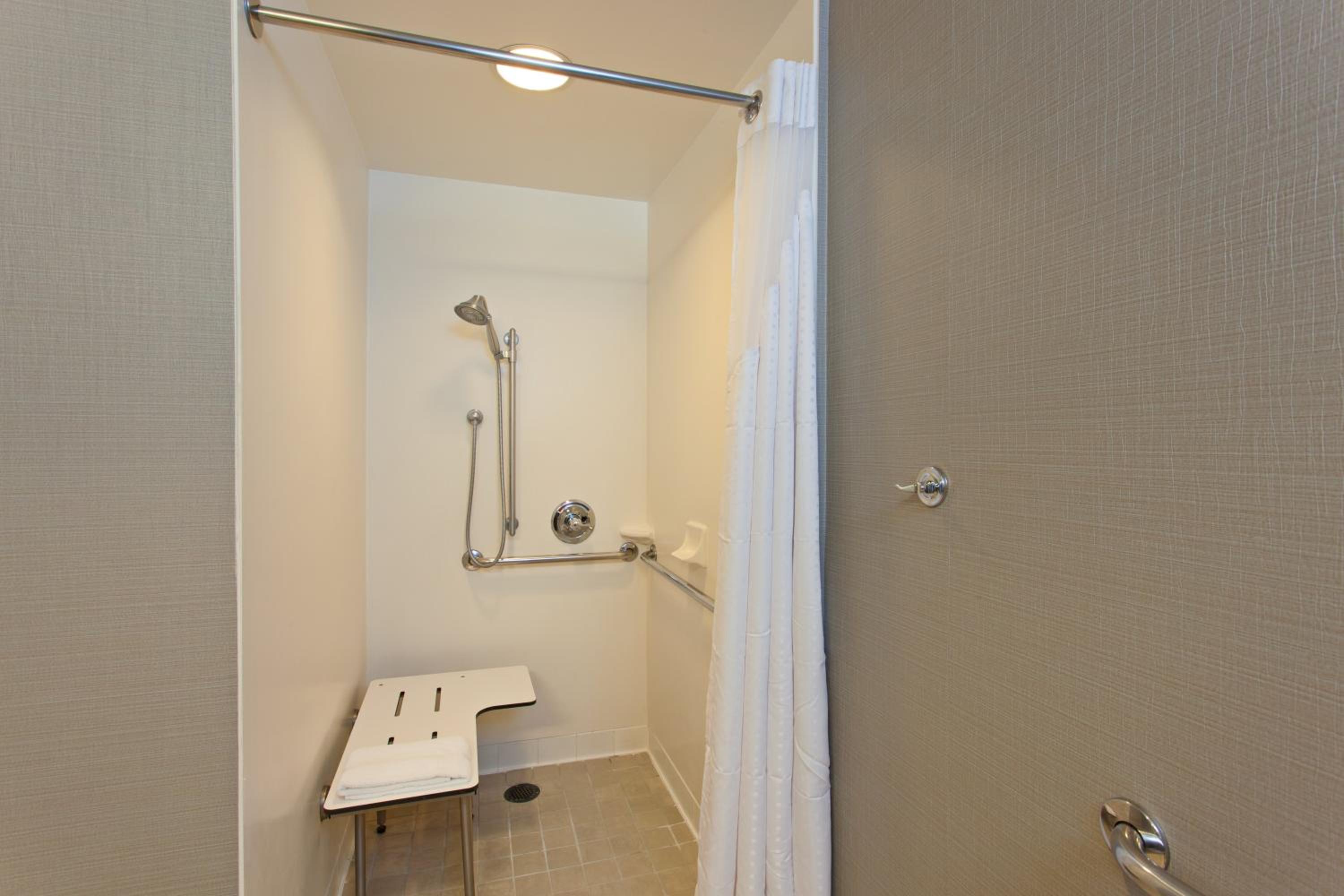 Standard King Room with Roll-In Shower - Mobility Access - Photo 6