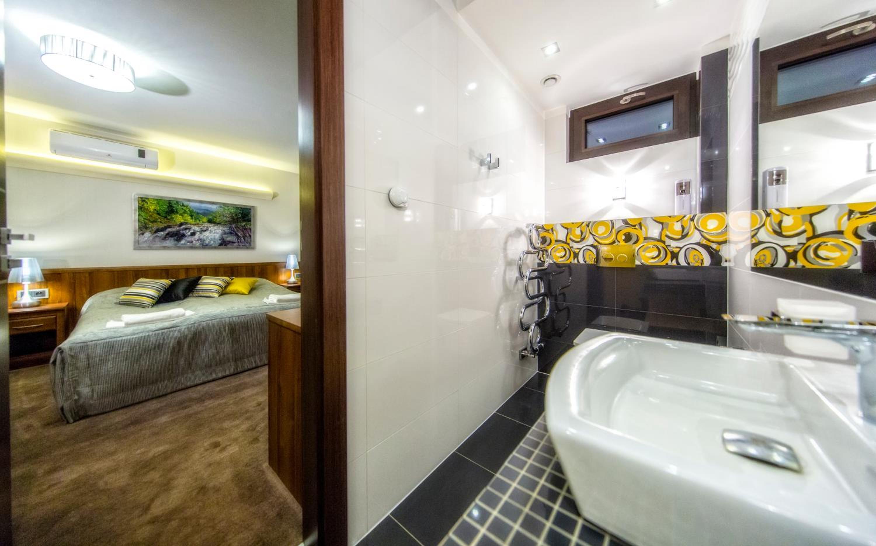 Deluxe Double or Twin Room - Photo 5