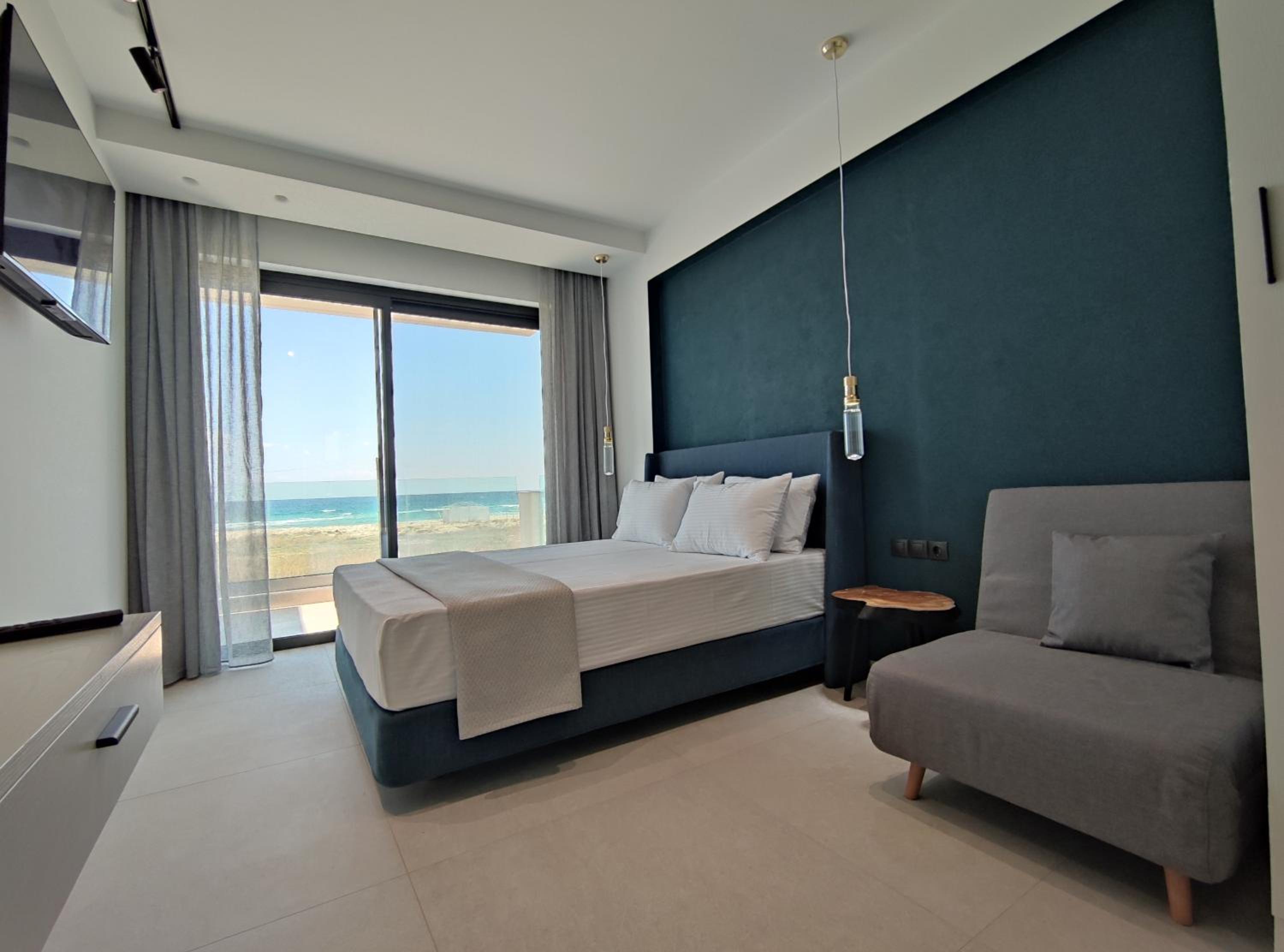 Deluxe Triple Room with Sea View photo 3