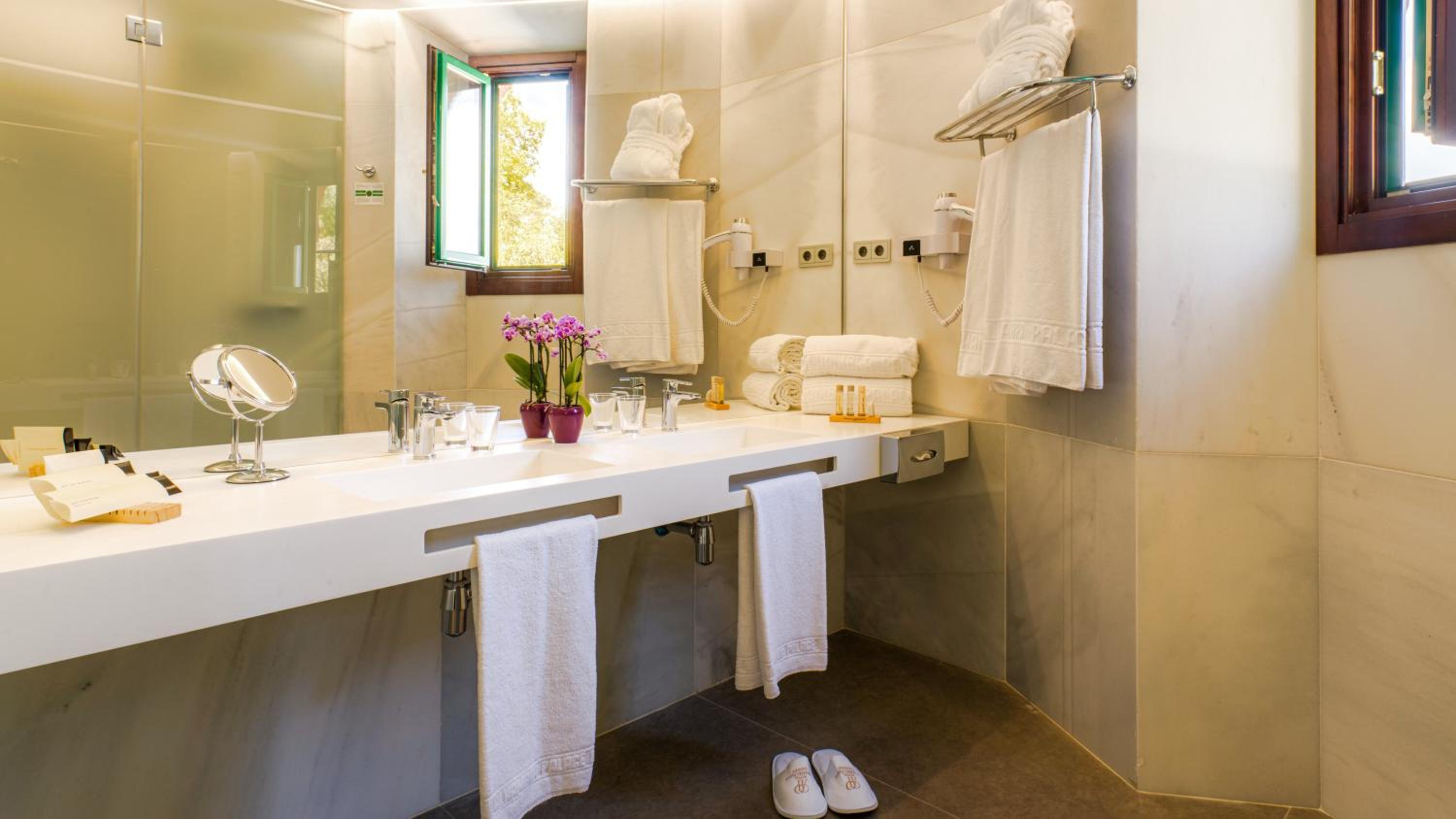 Deluxe Twin Room with Walk-In Shower - Non-Smoking photo 3