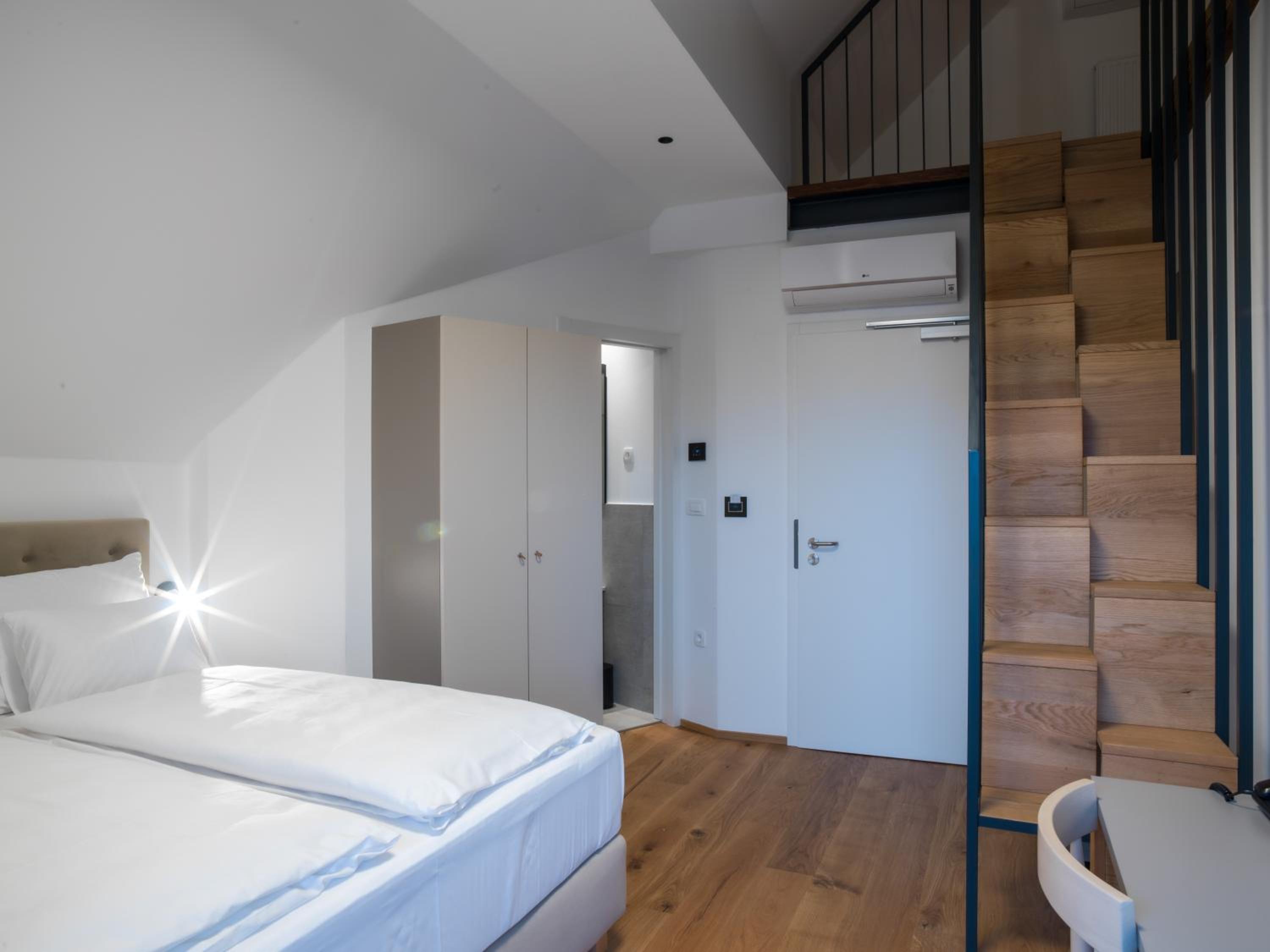 Double Room with Balcony - Photo 2
