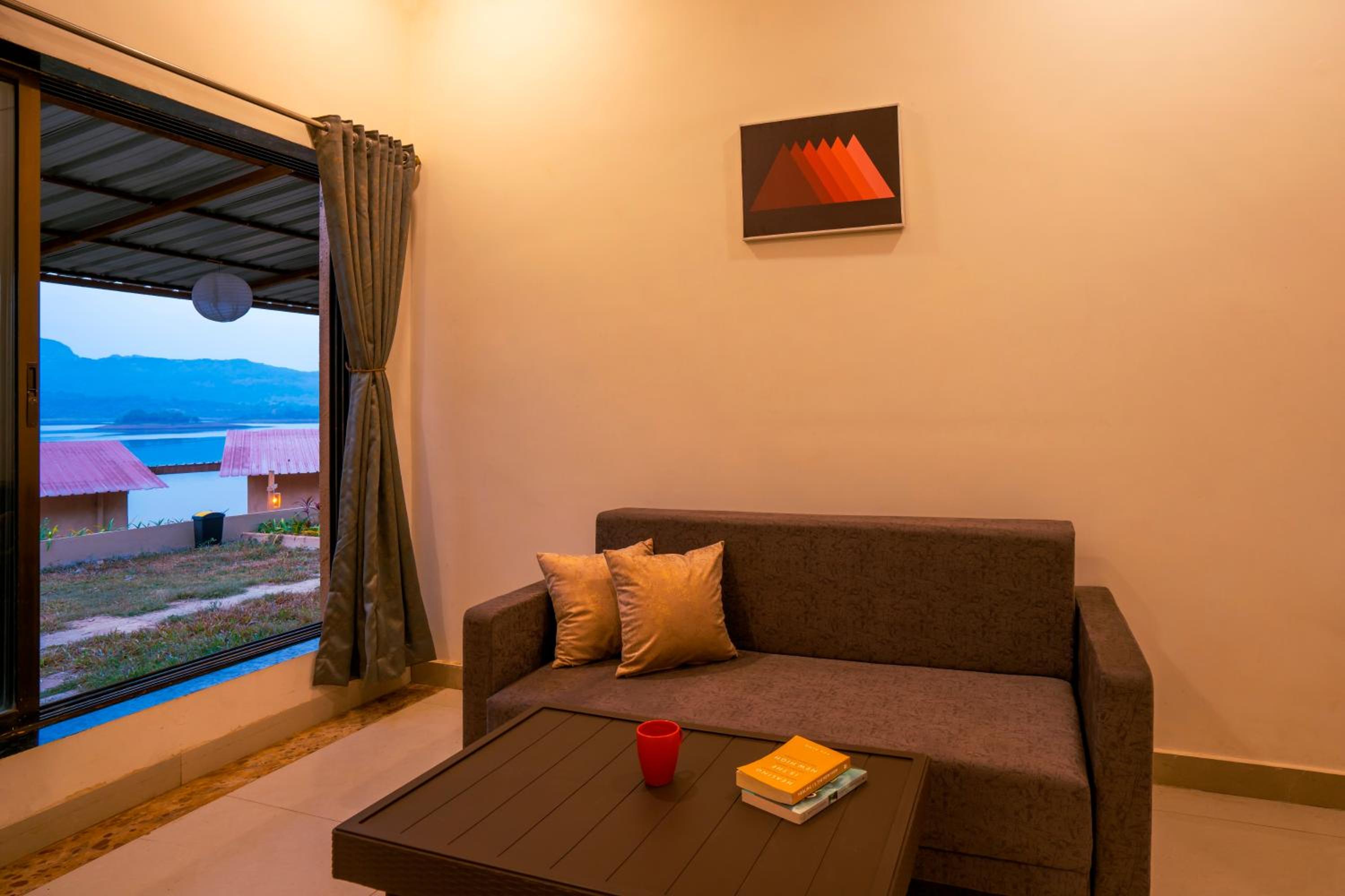 One-Bedroom Bungalow - Photo 3