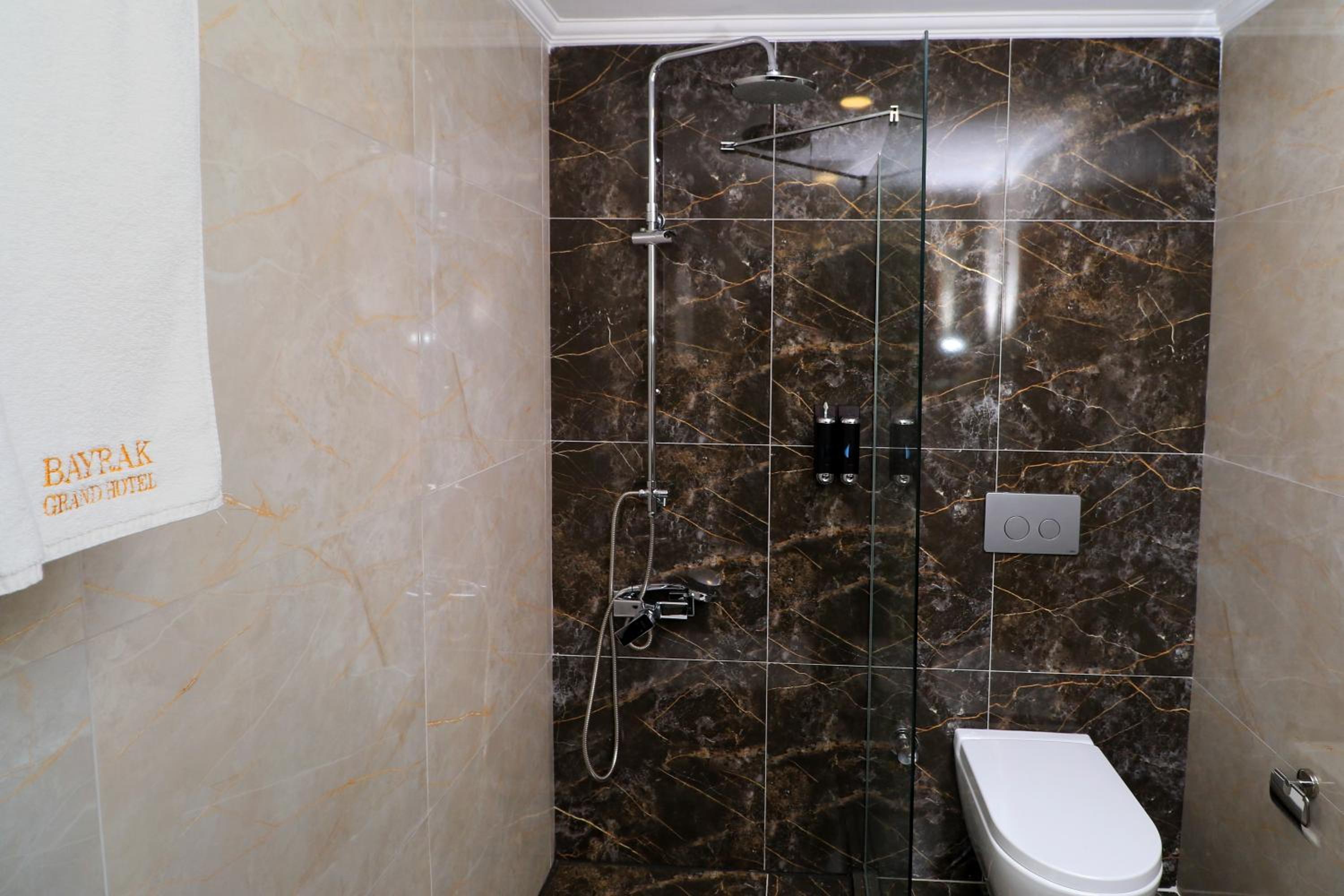 Deluxe King Suite - Photo 2