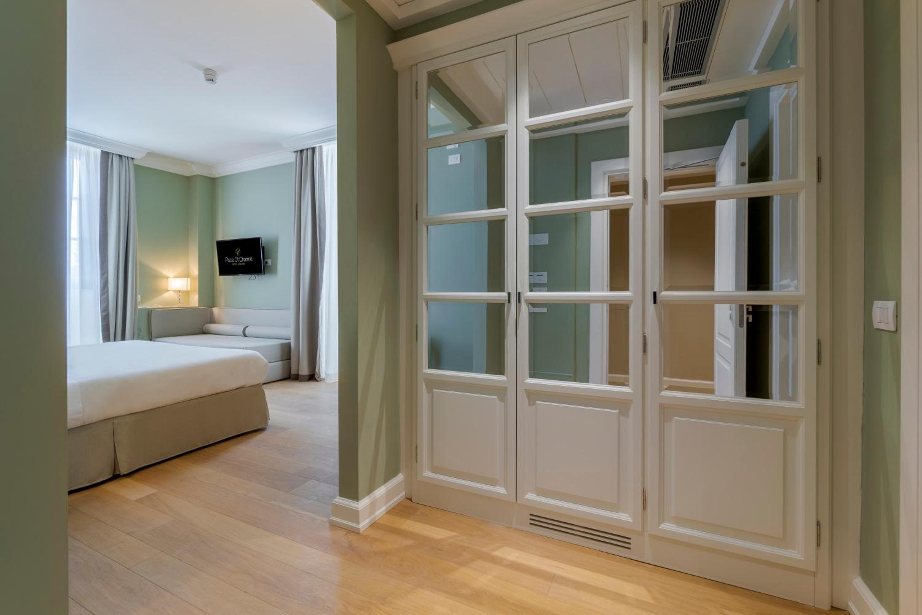 Deluxe Double Room thumbnail 6