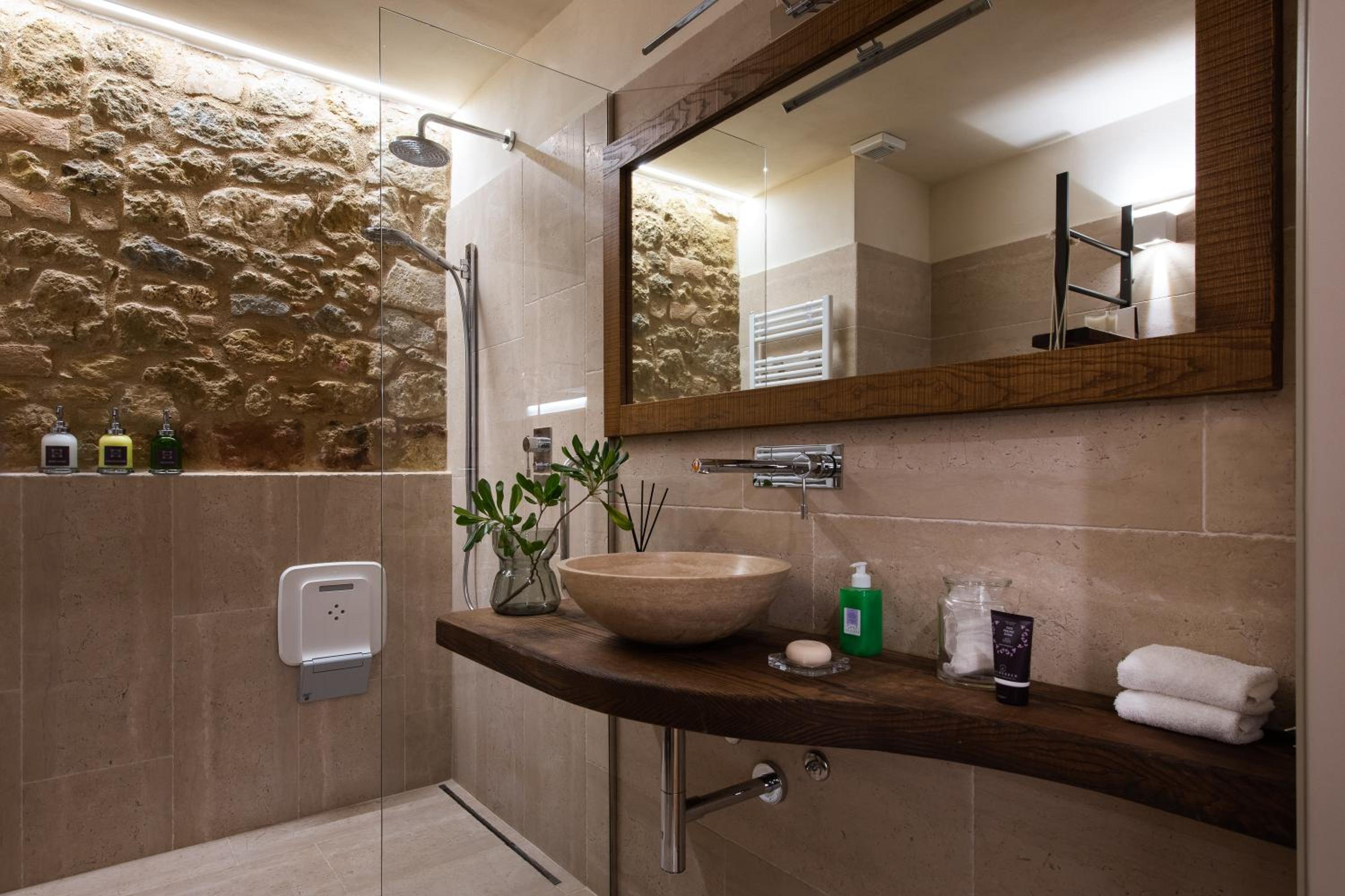 Deluxe Junior Suite - Photo 9