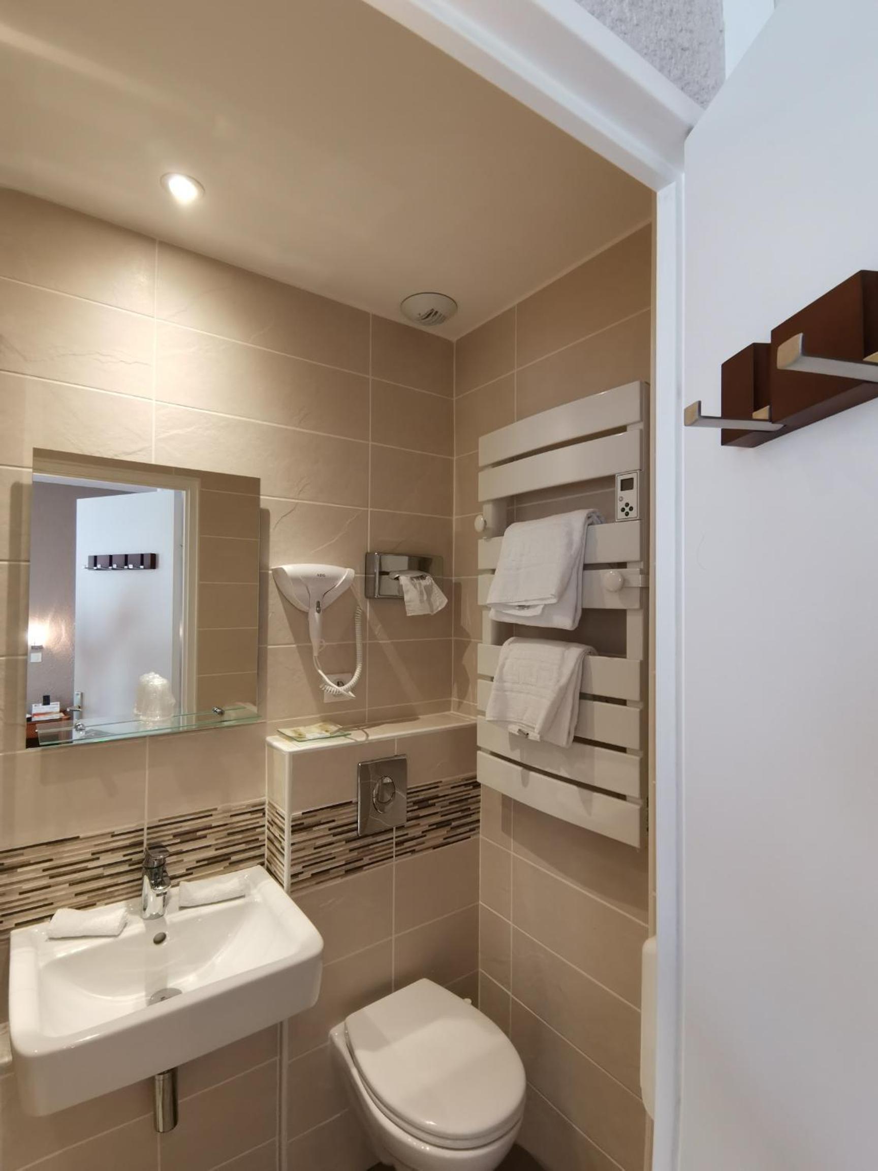 Double Room - Photo 5