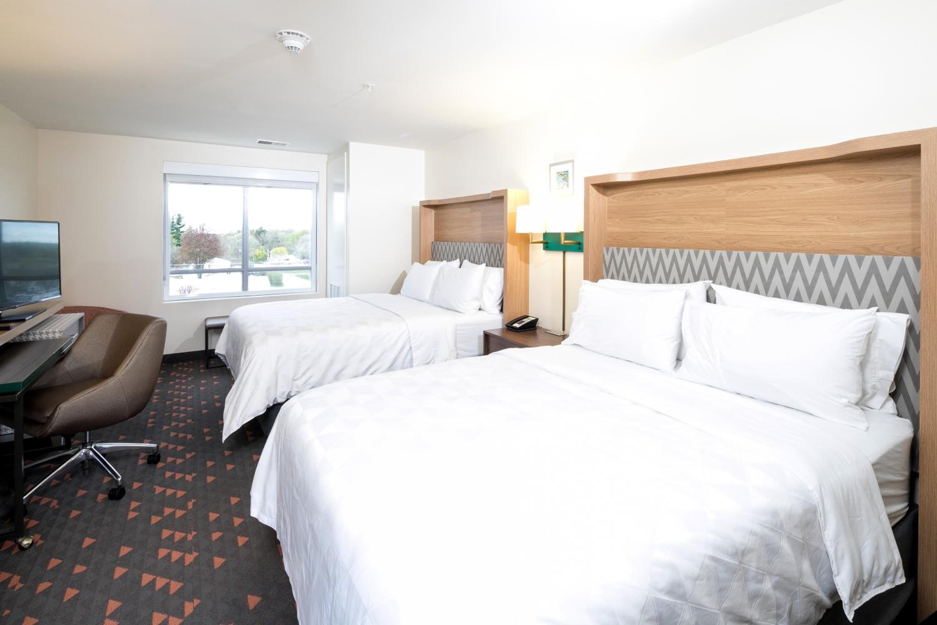 Standard Queen Room with Two Queen Beds - Communications Accessible - Photo 4