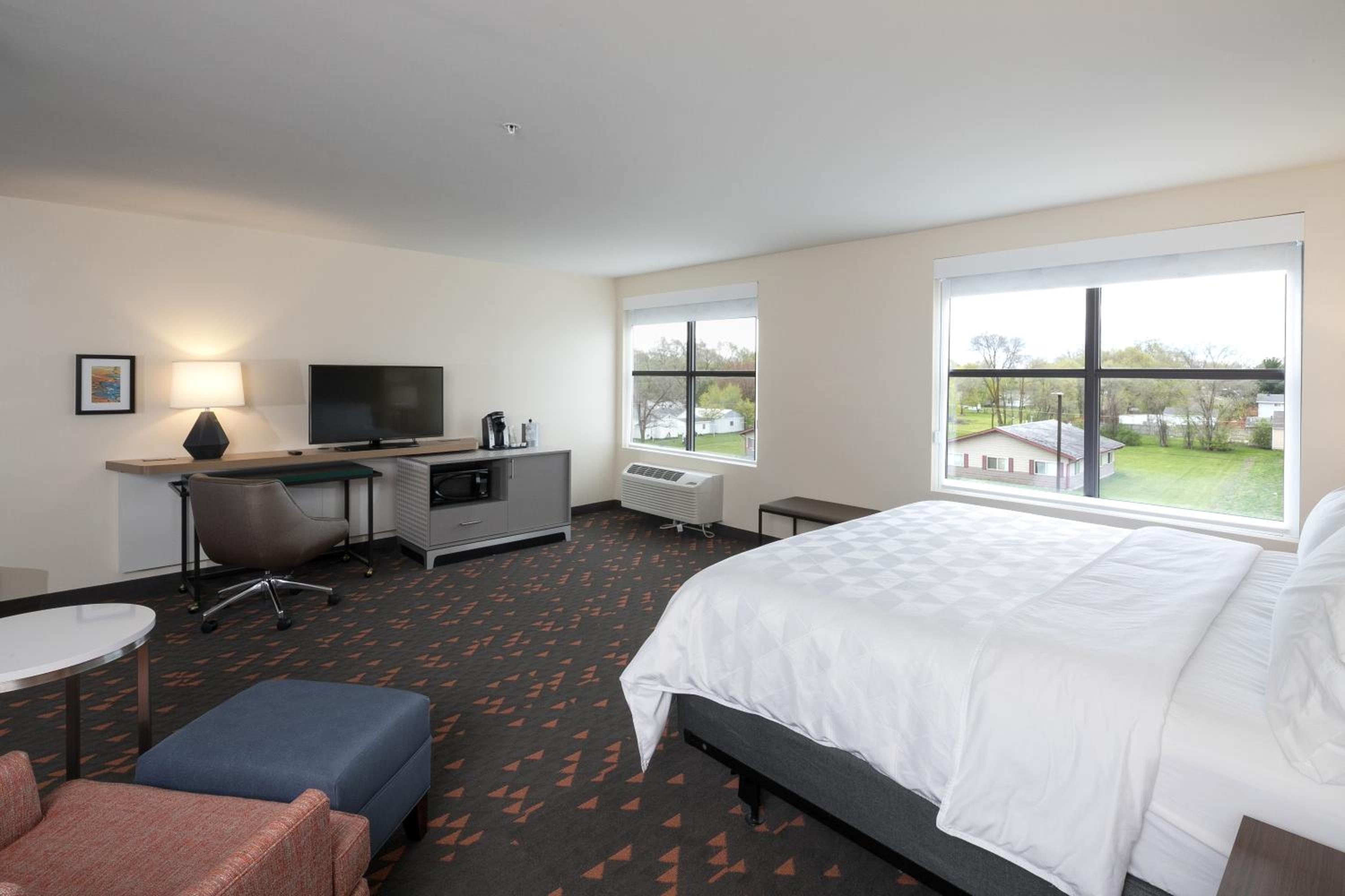 Standard King Room - Photo 8