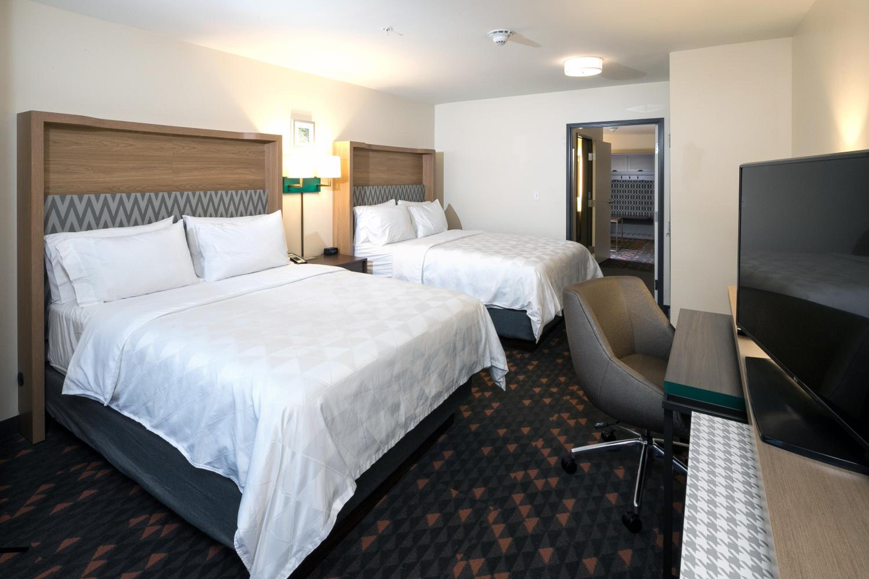Standard Queen Room with Two Queen Beds - Communications Accessible - Photo 3