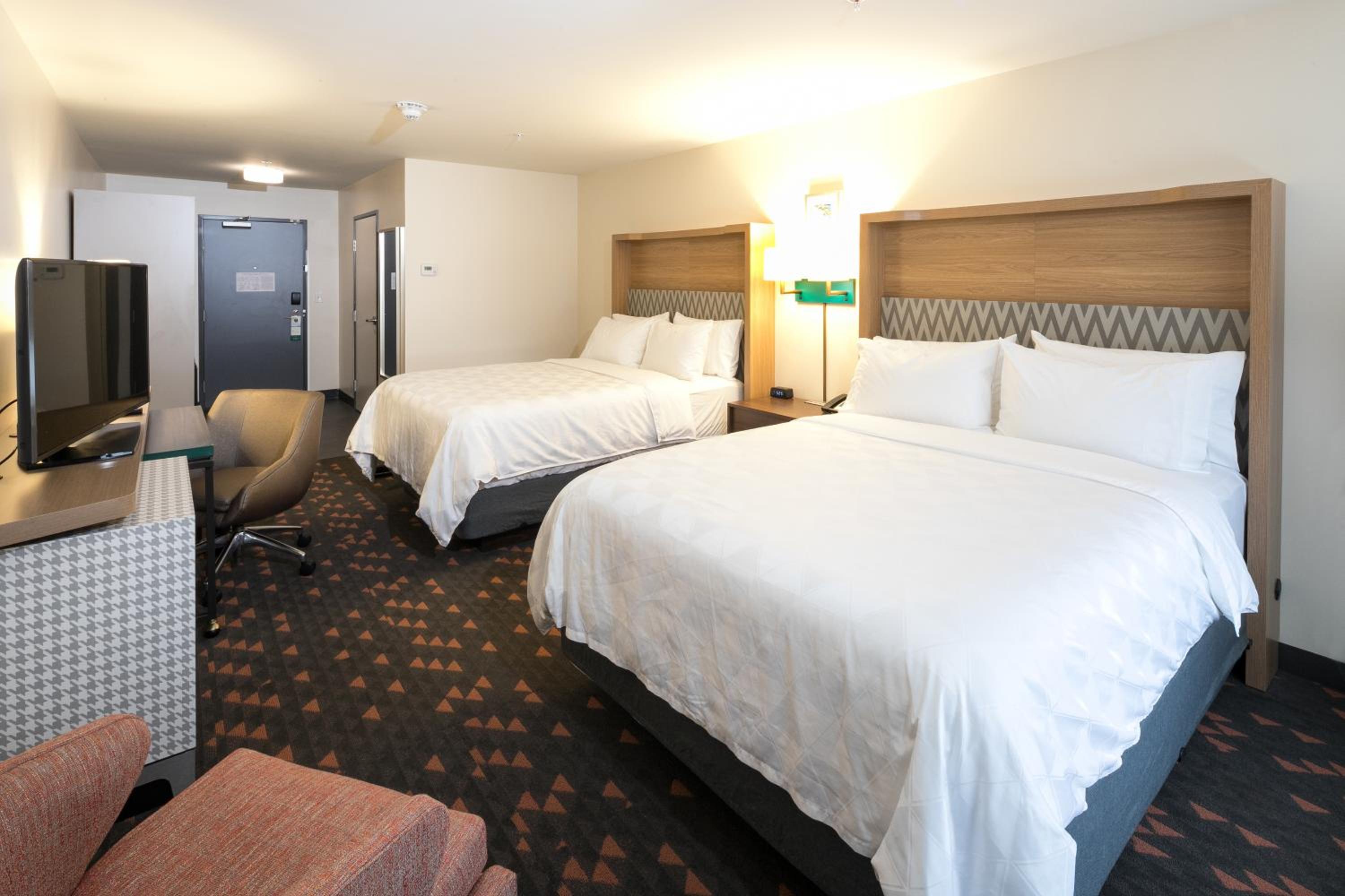 Standard Queen Room with Two Queen Beds - Communications Accessible - Photo 5