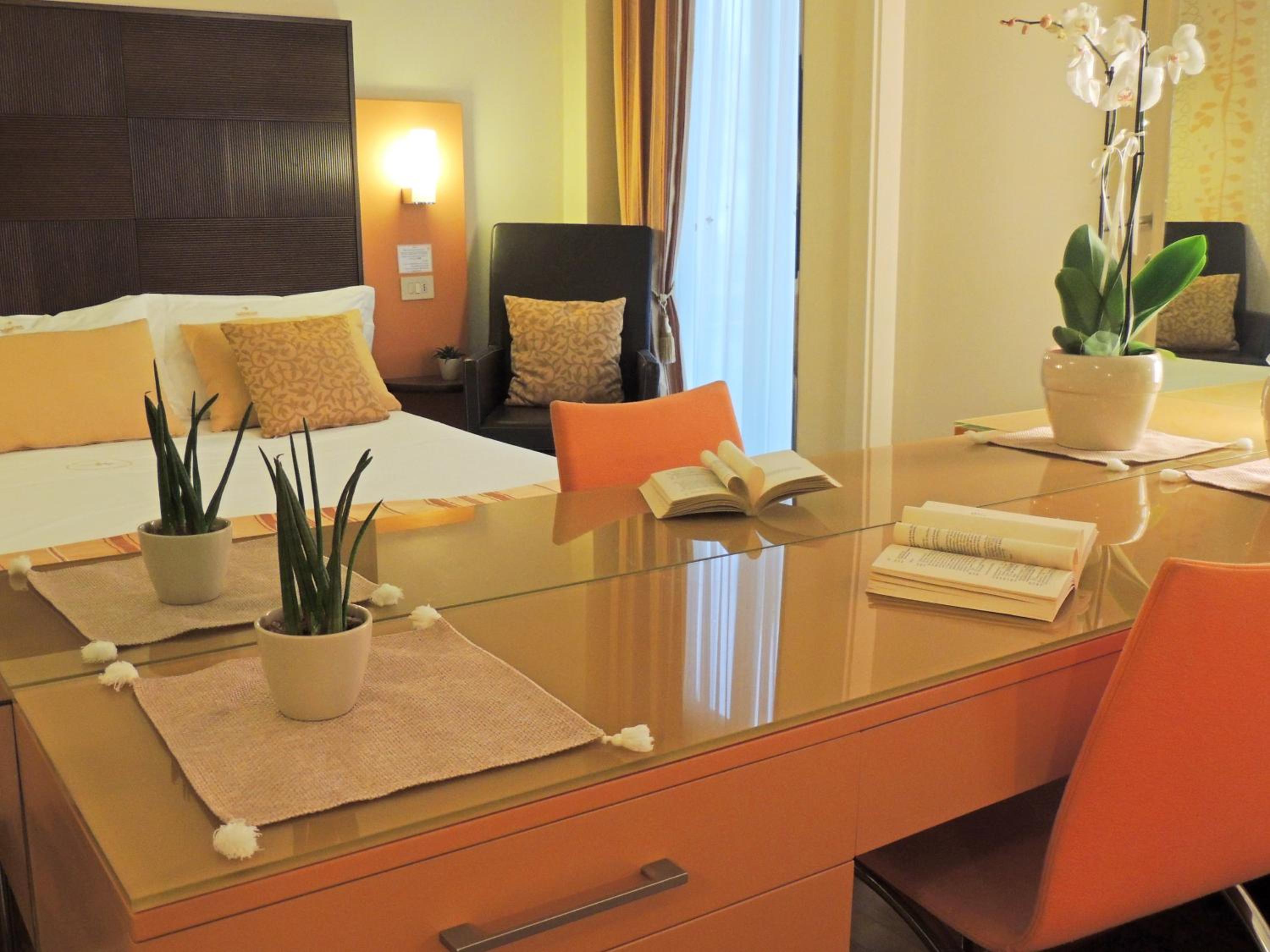 Suite - Photo 1