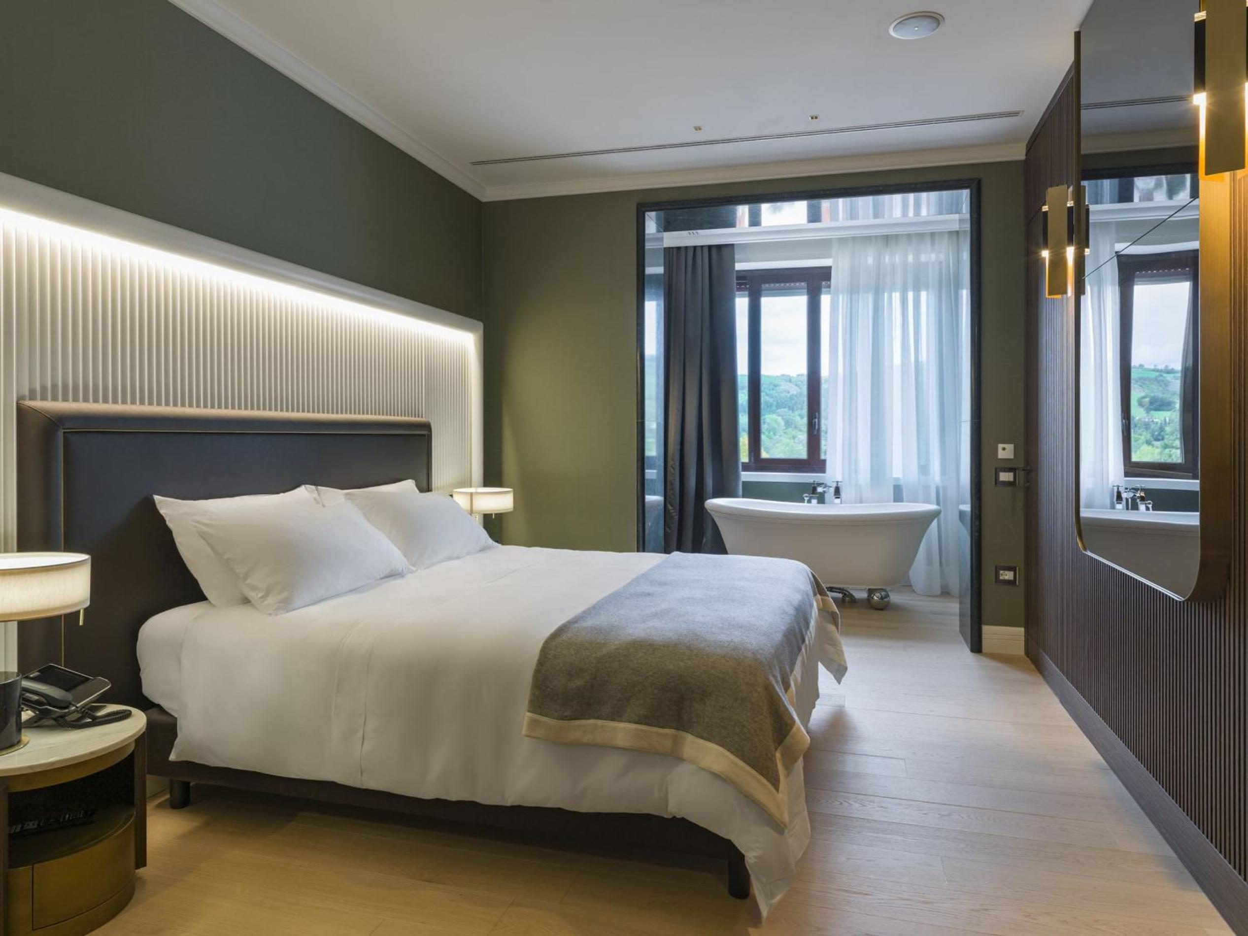 Suite - Photo 1