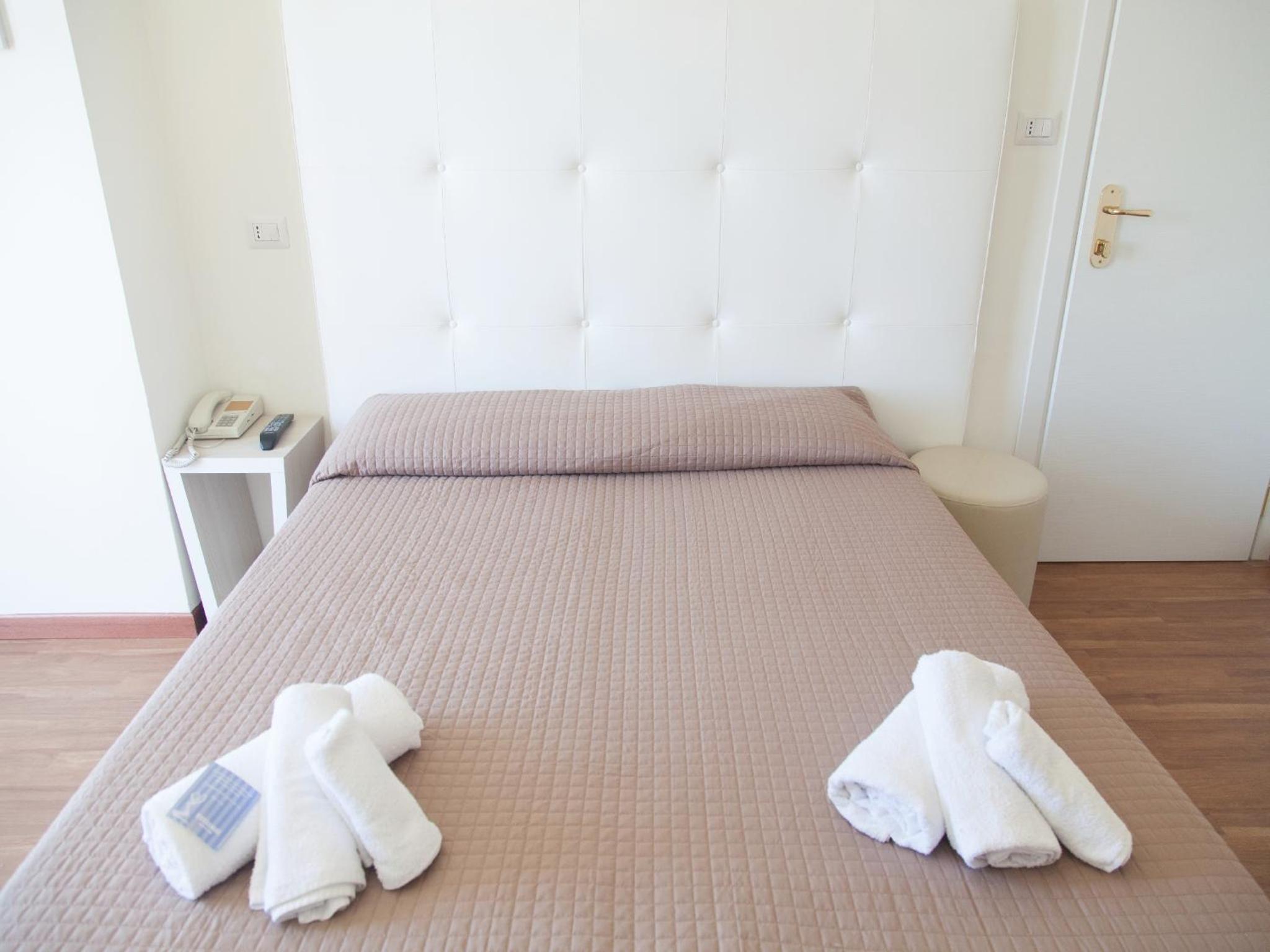 Double or Twin Room - Photo 4