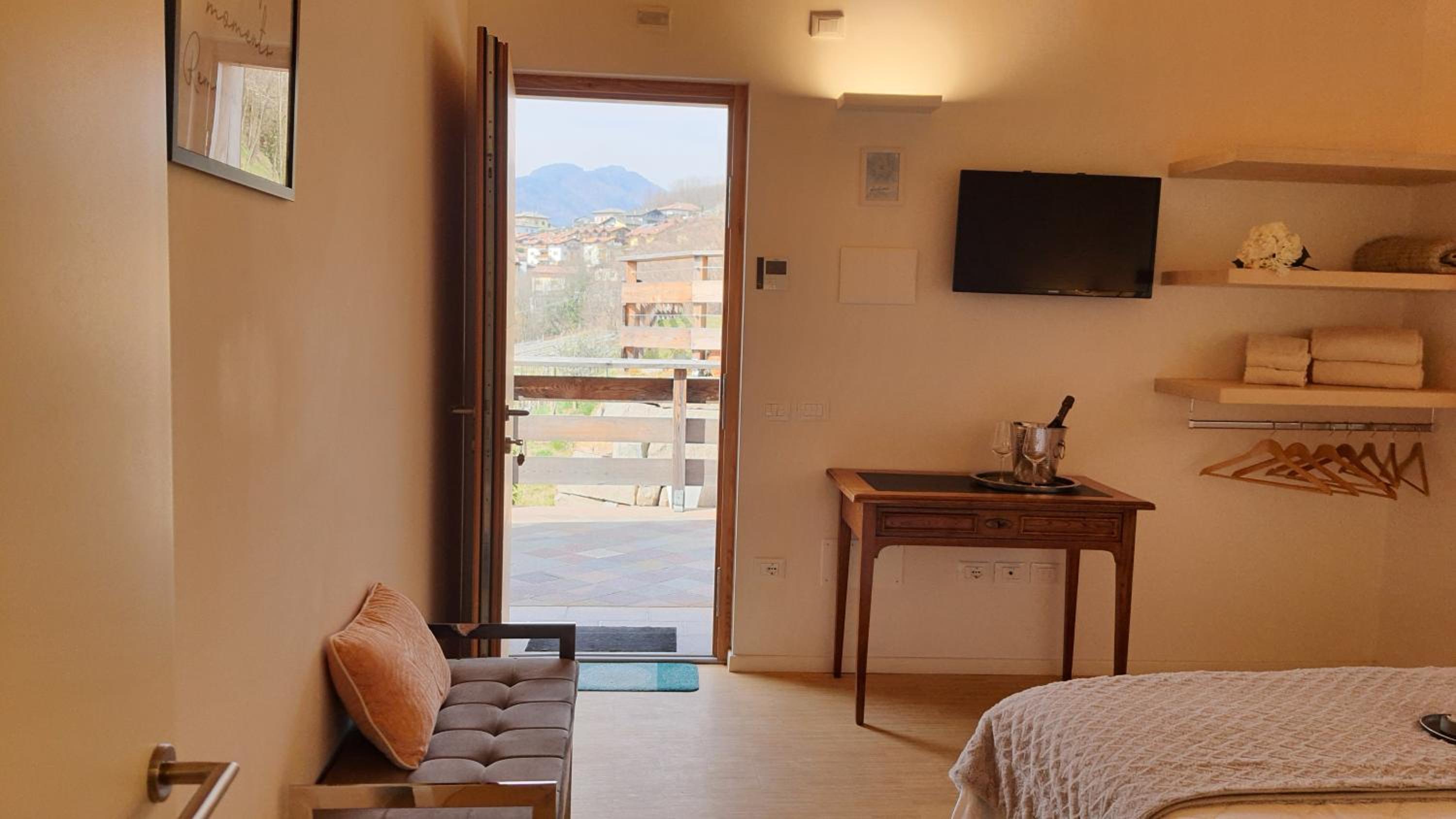 Standard Double Room - Photo 12