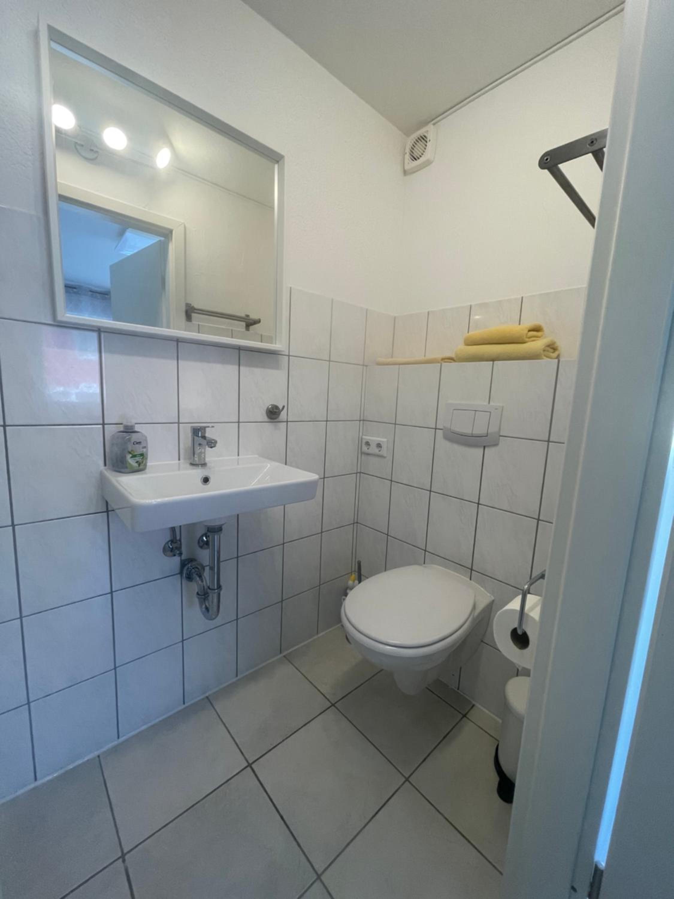 Deluxe Double Room with Shower - Photo 5