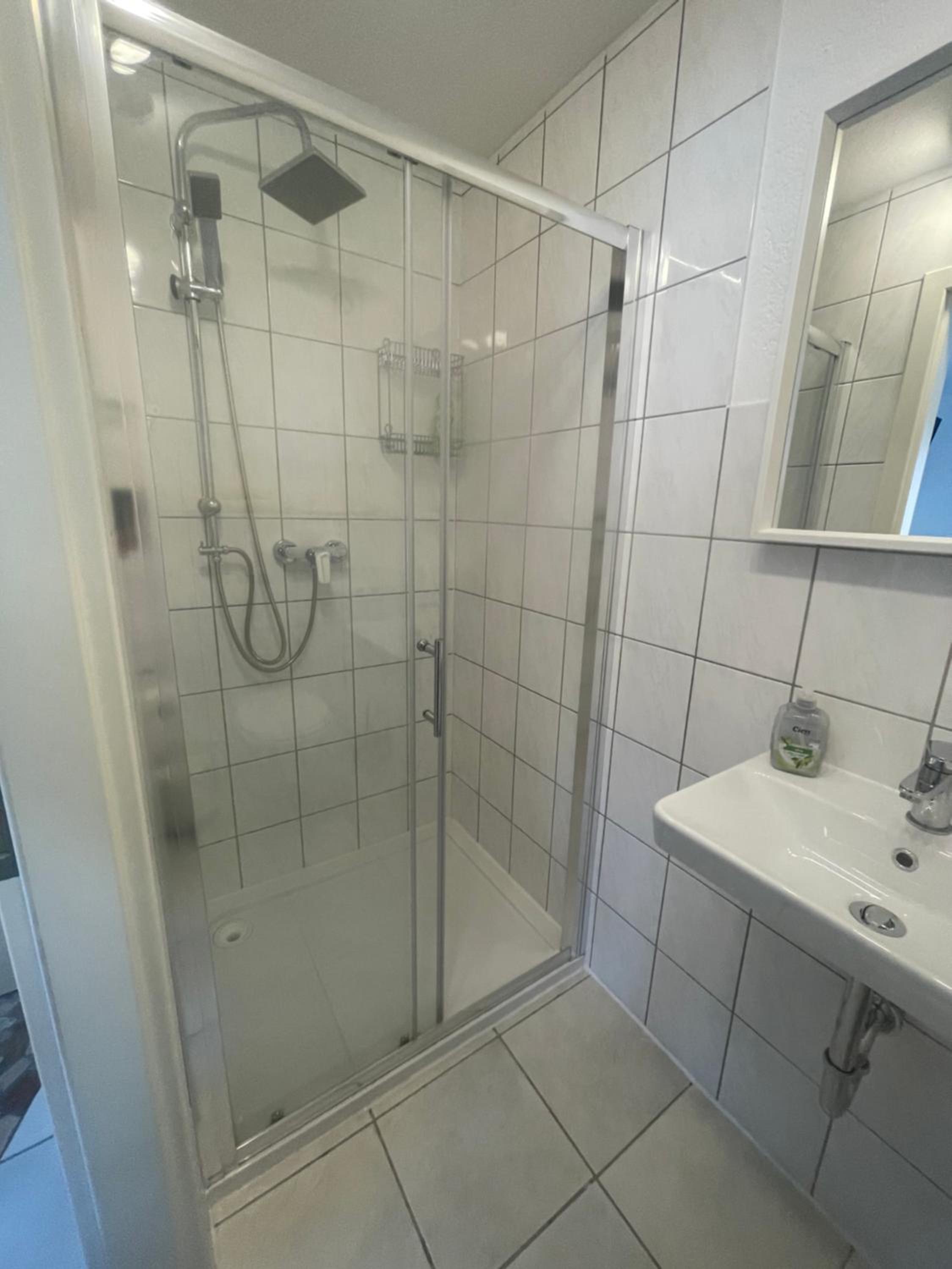 Deluxe Double Room with Shower - Photo 4