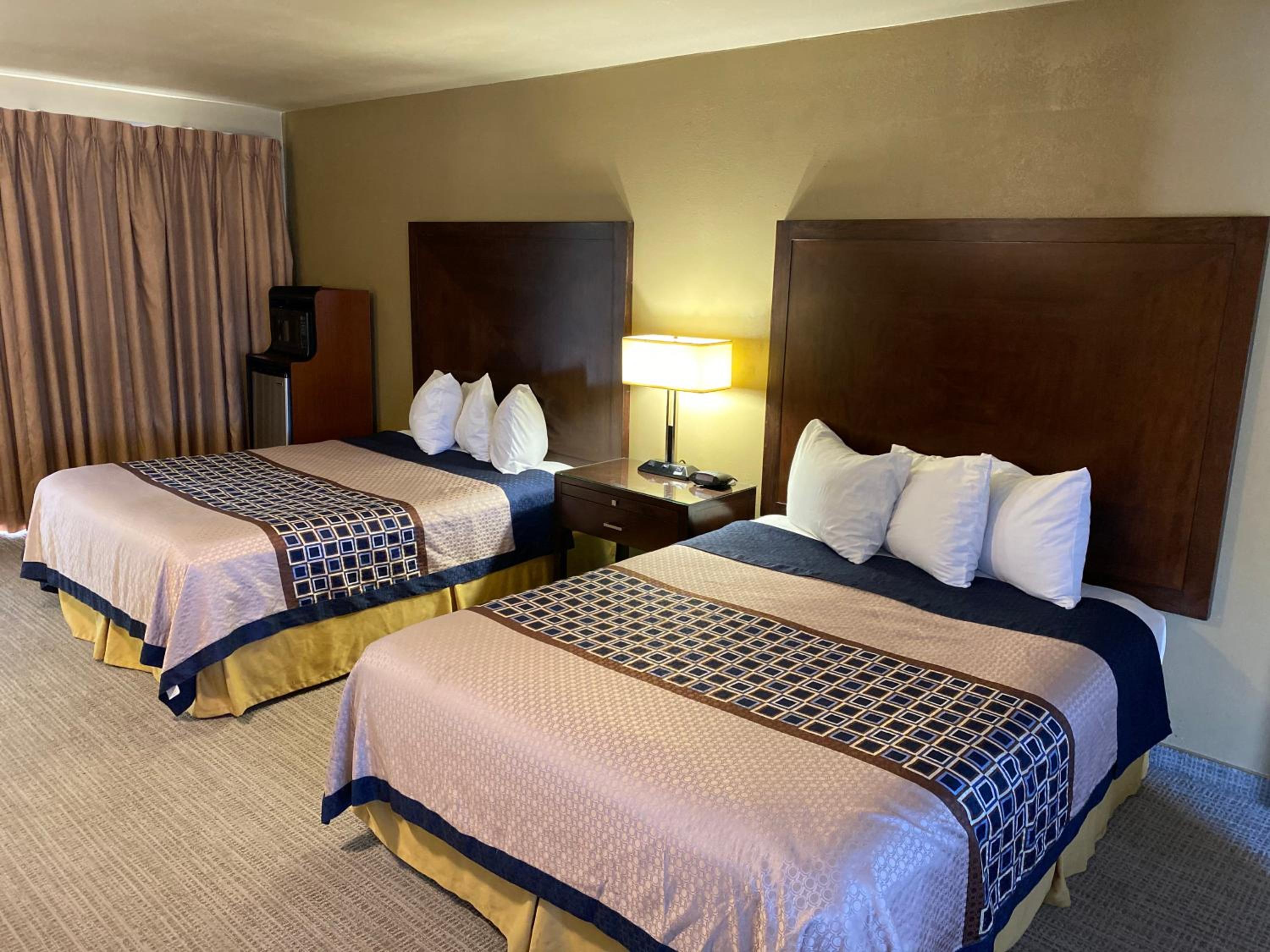 Queen Room with Two Queen Beds - Non-Smoking - Photo 1