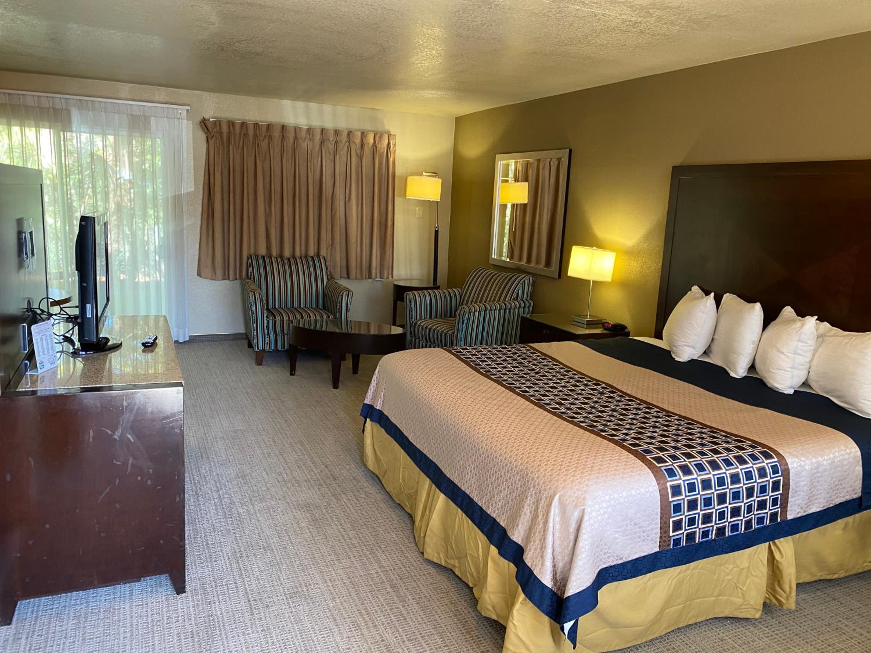 Superior Queen Room with Two Queen Beds - Photo 4