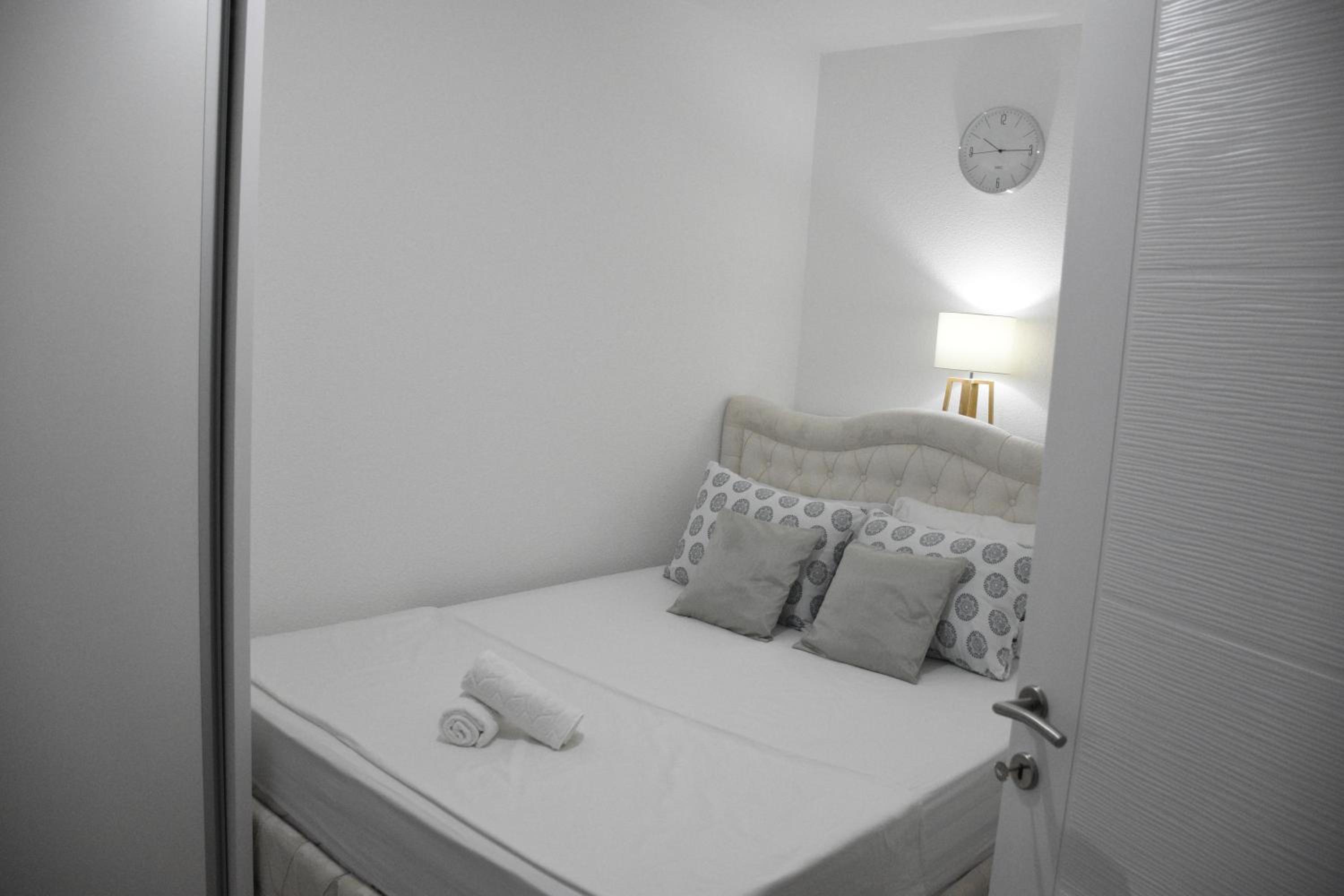 One-Bedroom Apartment photo 3