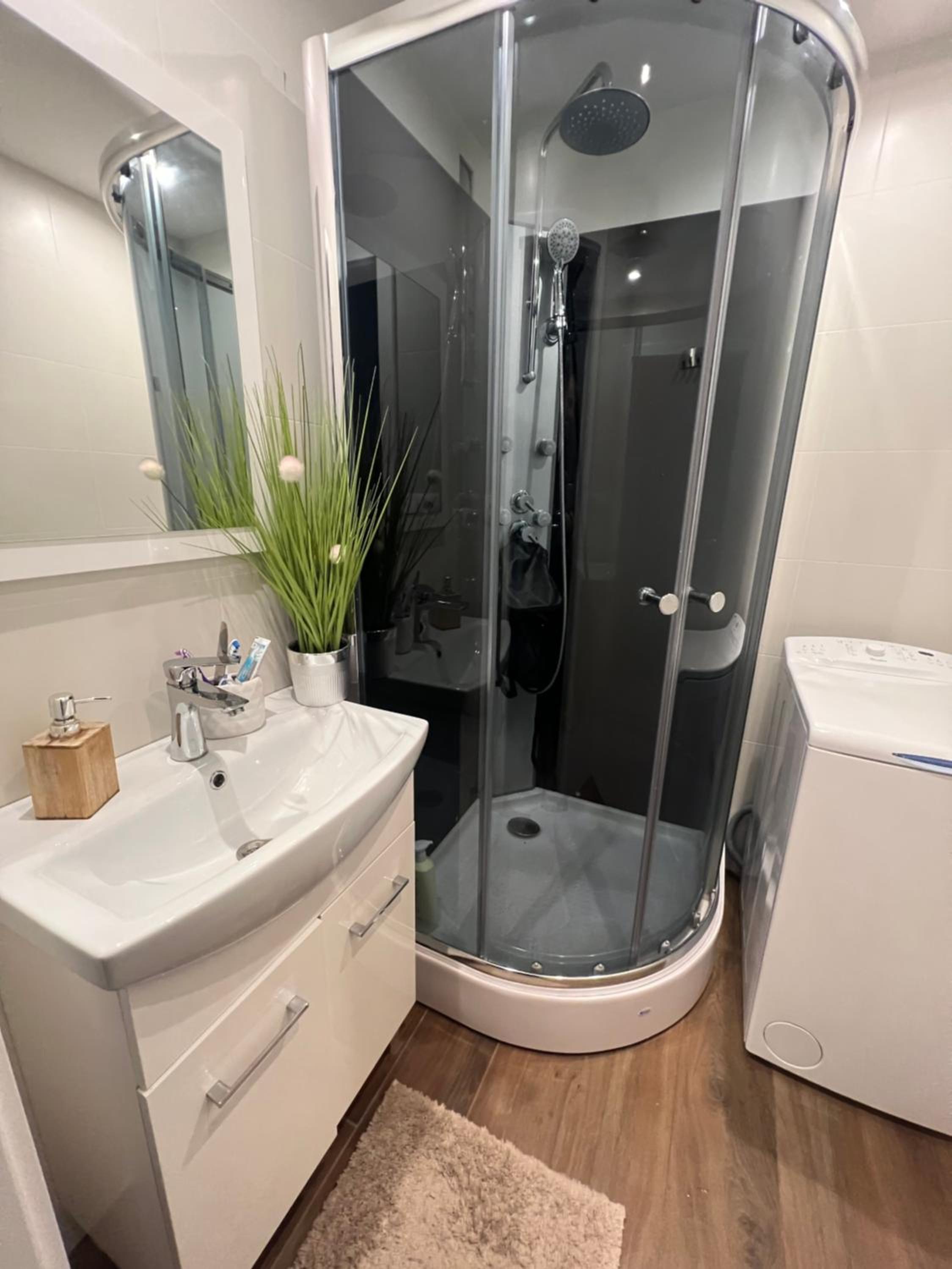 One-Bedroom Apartment - Photo 2