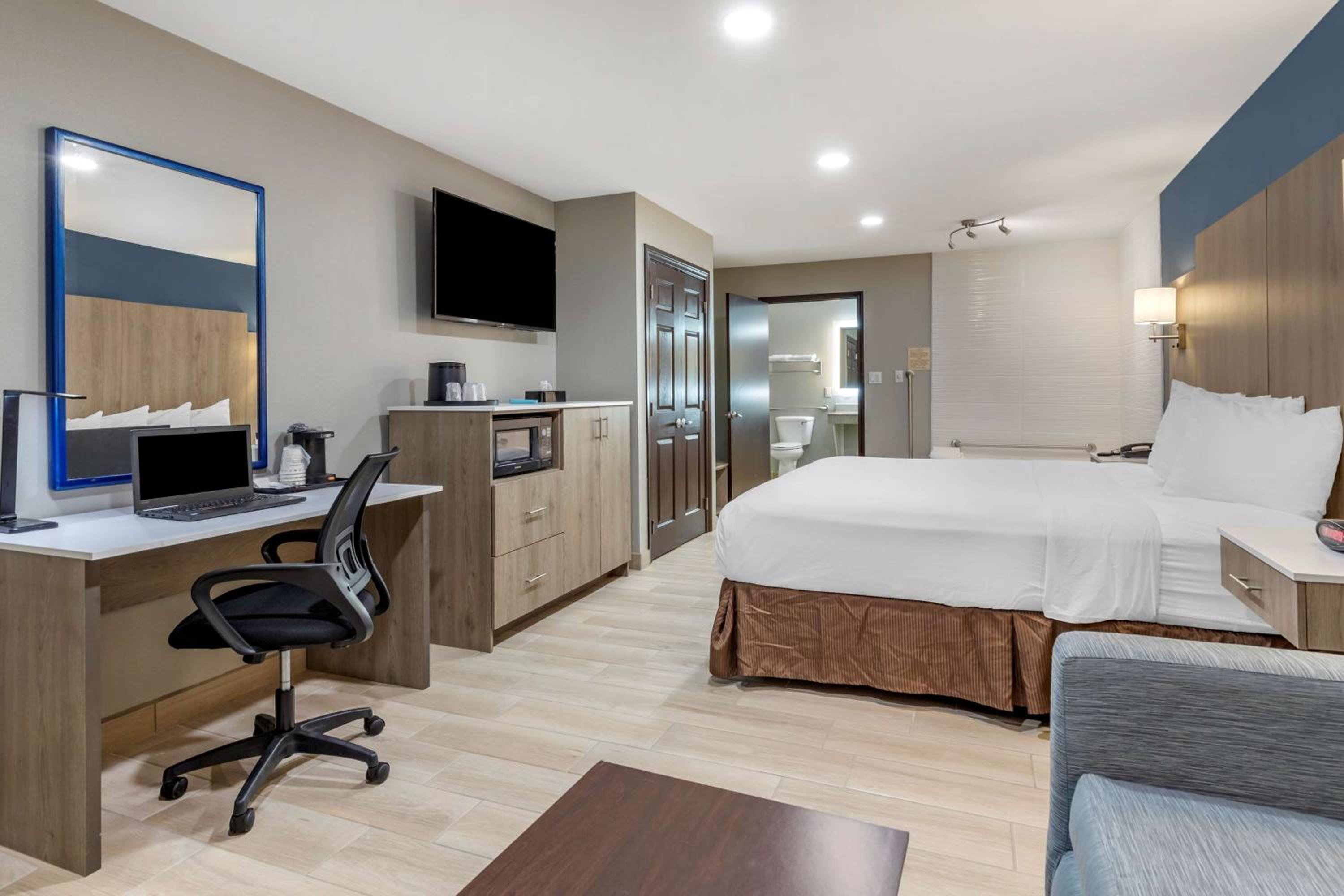 King Room with Sofa Bed and Walk-In Shower - Disability Access/Non-Smoking