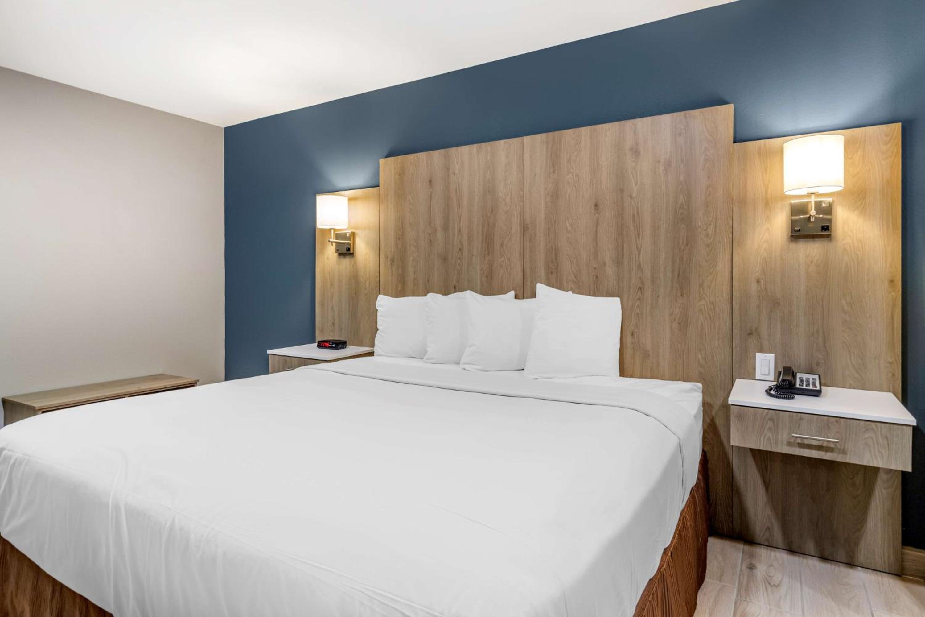 King Room with Walk-In Shower and Hot Tub - Mobility Accessible/Non-Smoking photo 2