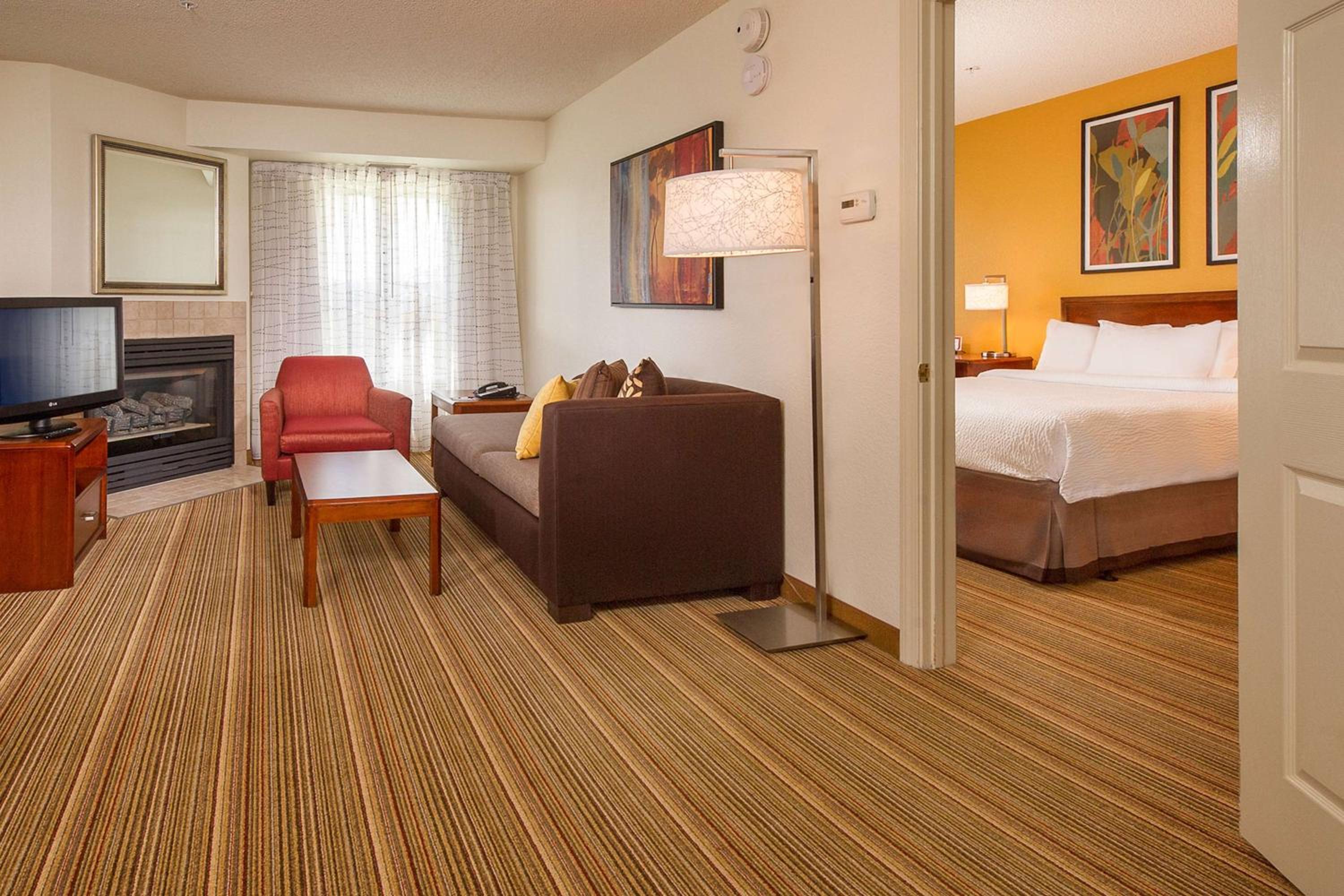 Two Bedroom Suite with Two Queen Beds - Photo 4