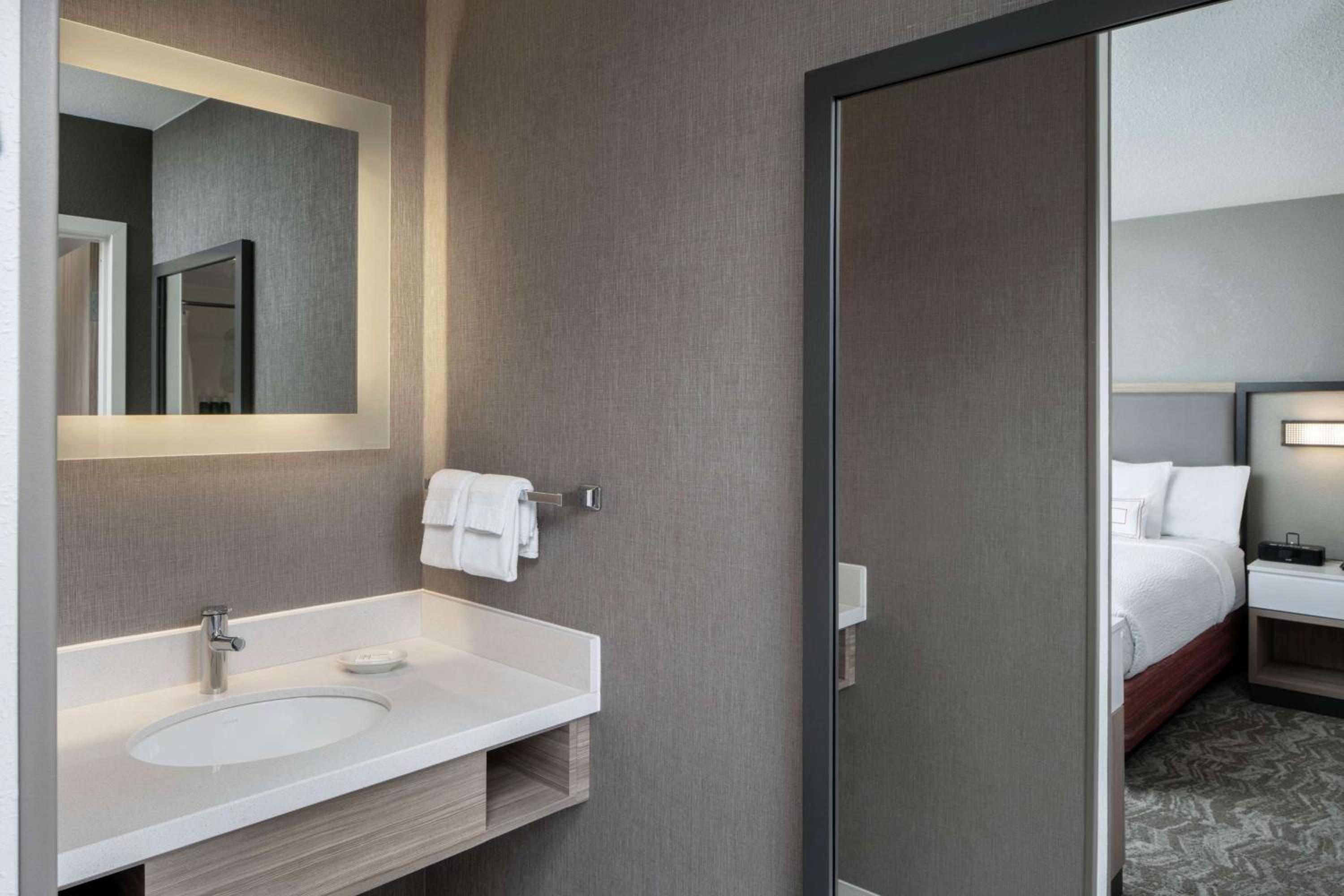 Hearing Accessible Two Doubles Suite photo 3
