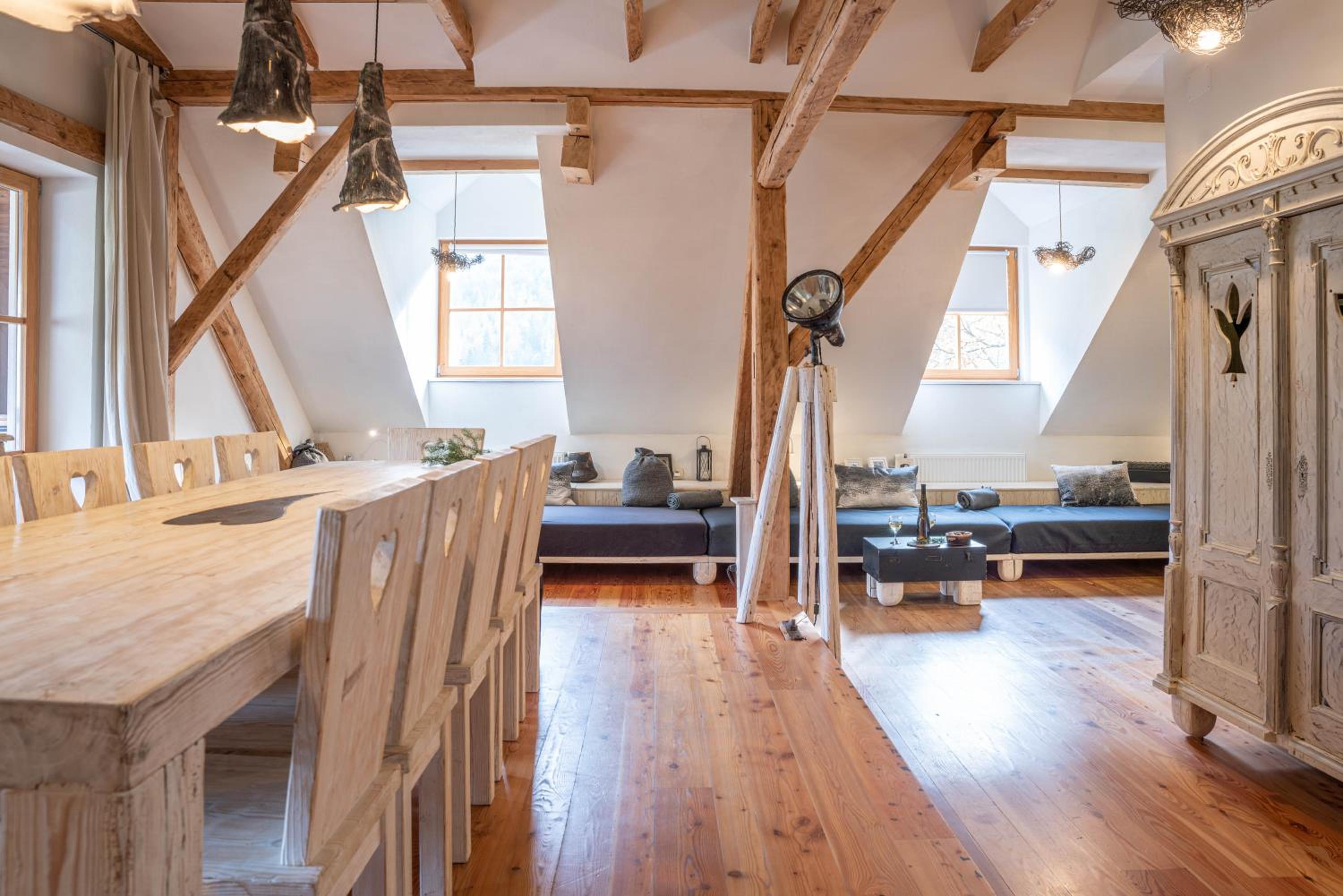 Deluxe Three-Bedroom Apartment with Balcony photo 3