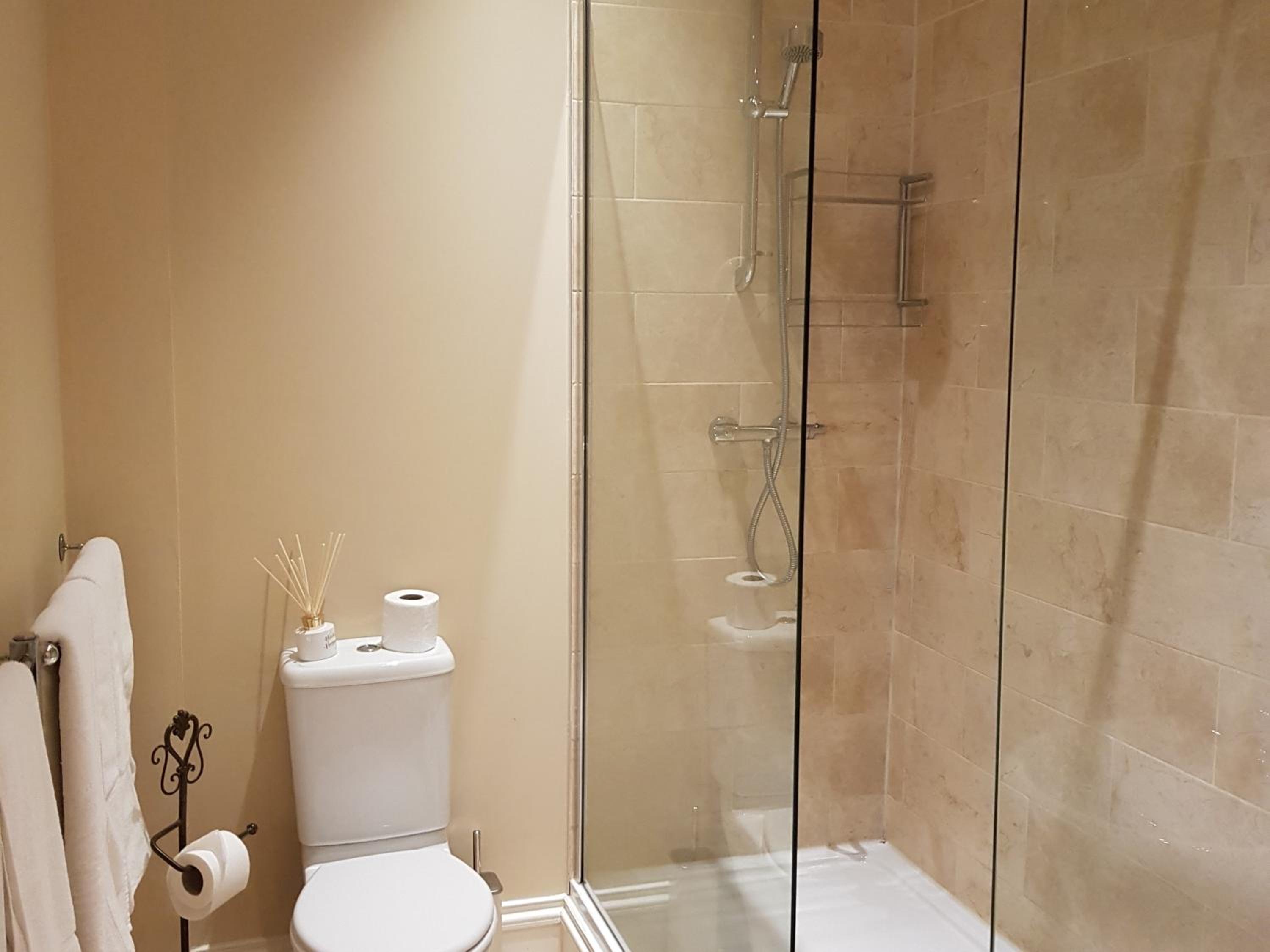 Twin Room with Private Bathroom - Photo 5