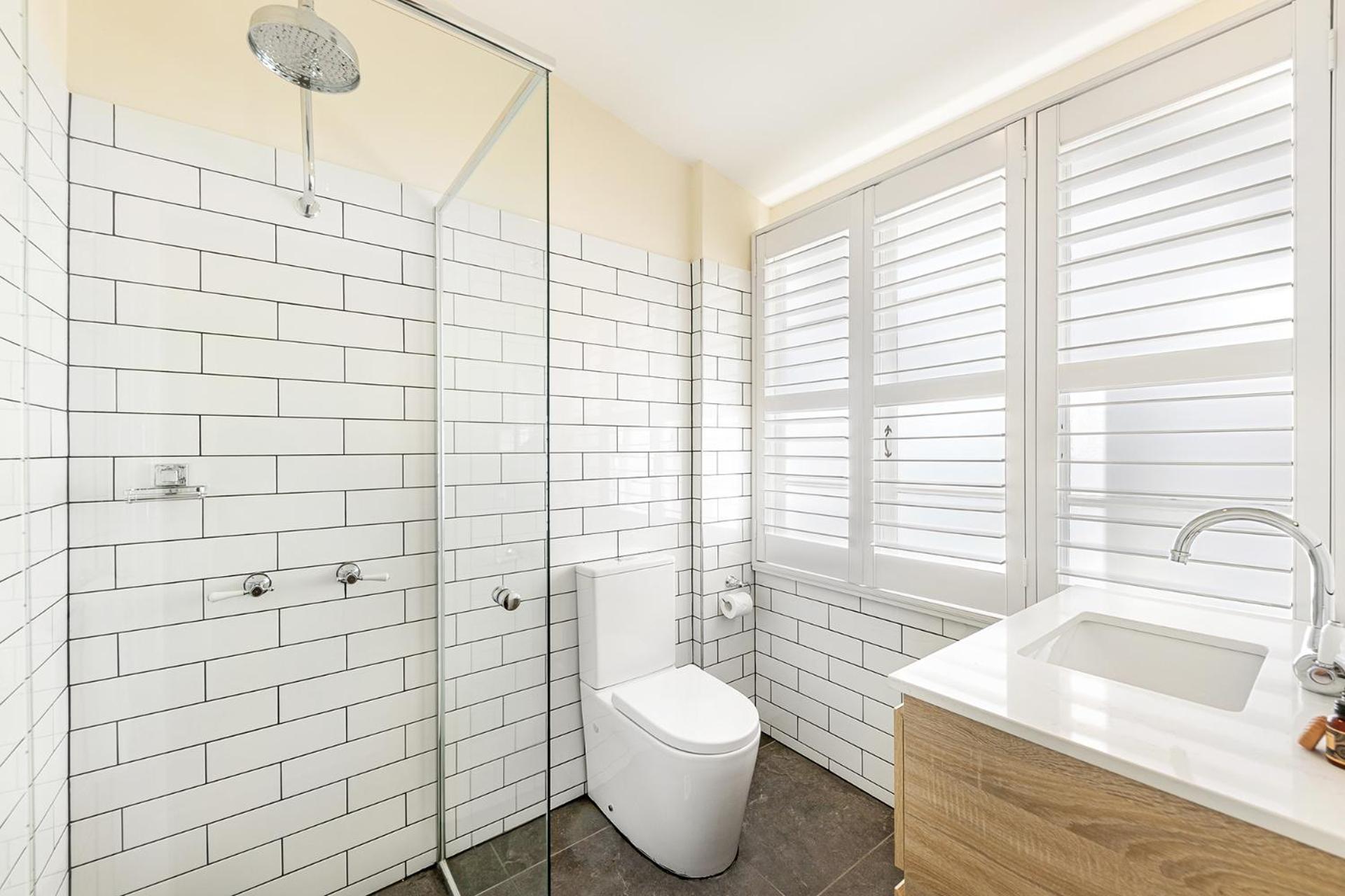 Queen Room with Private Bathroom photo 2