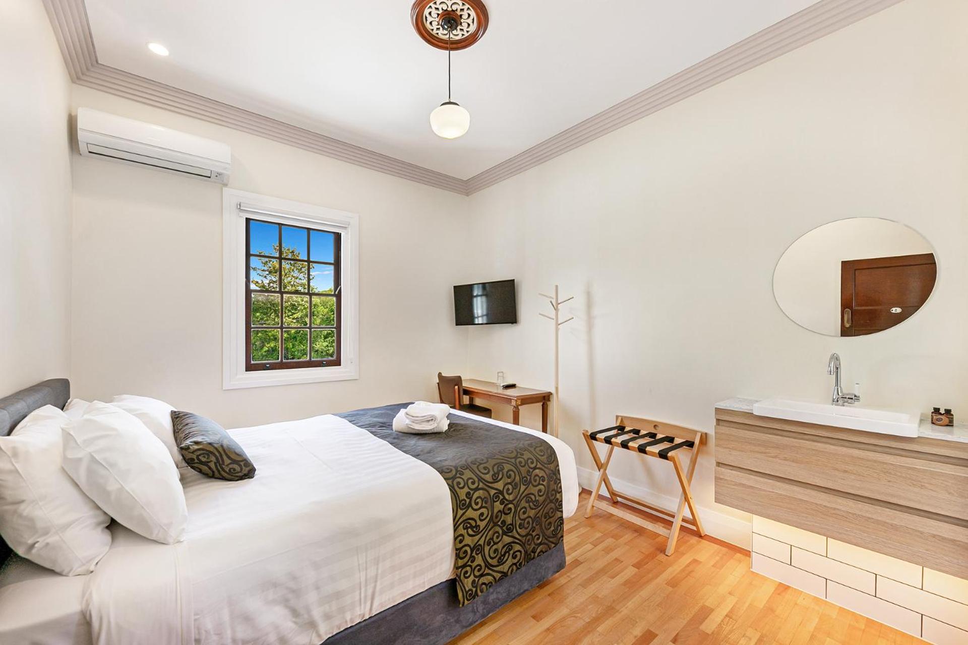Queen Room with Private Bathroom photo 3