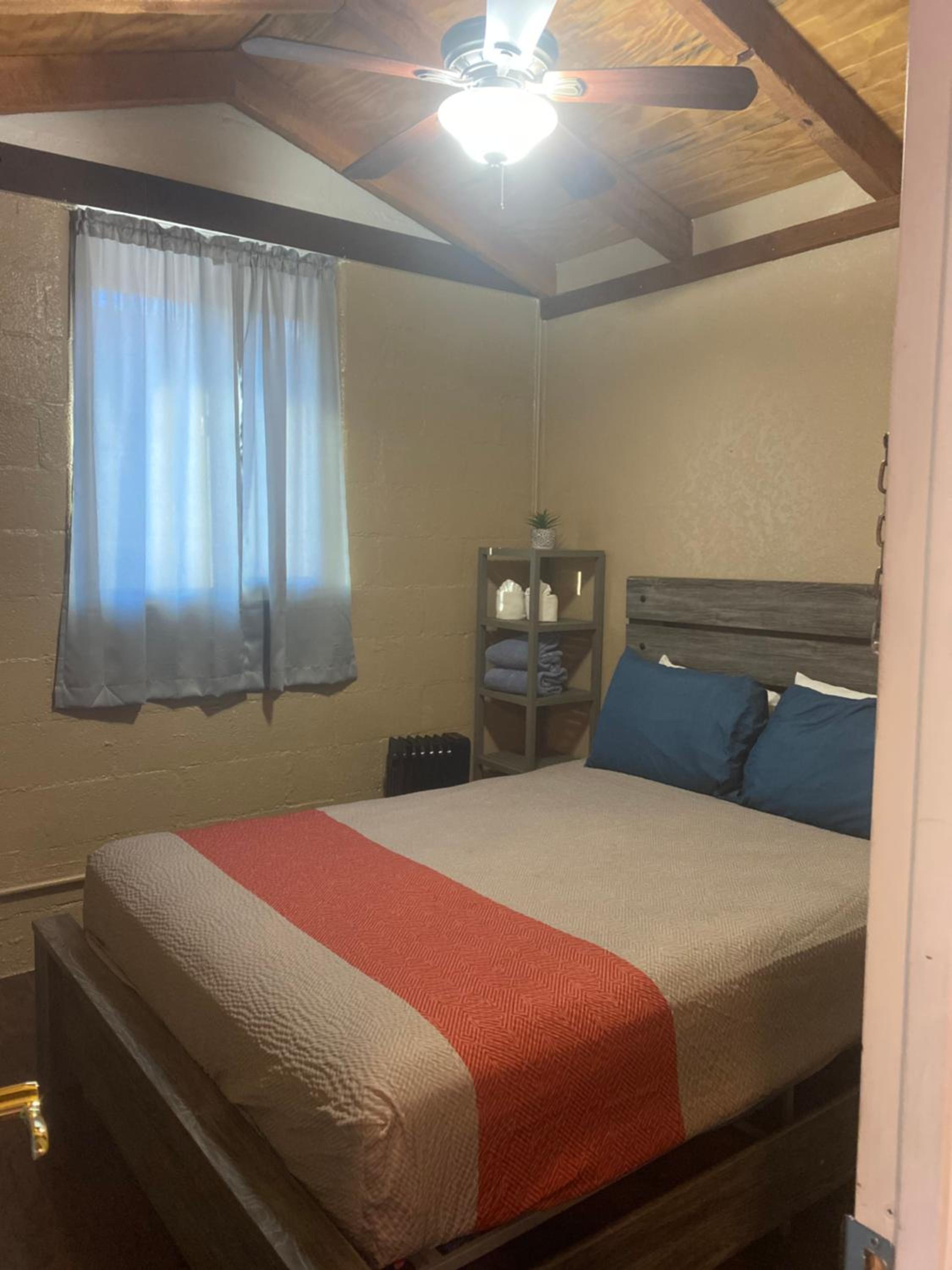 Queen Room - Photo 10