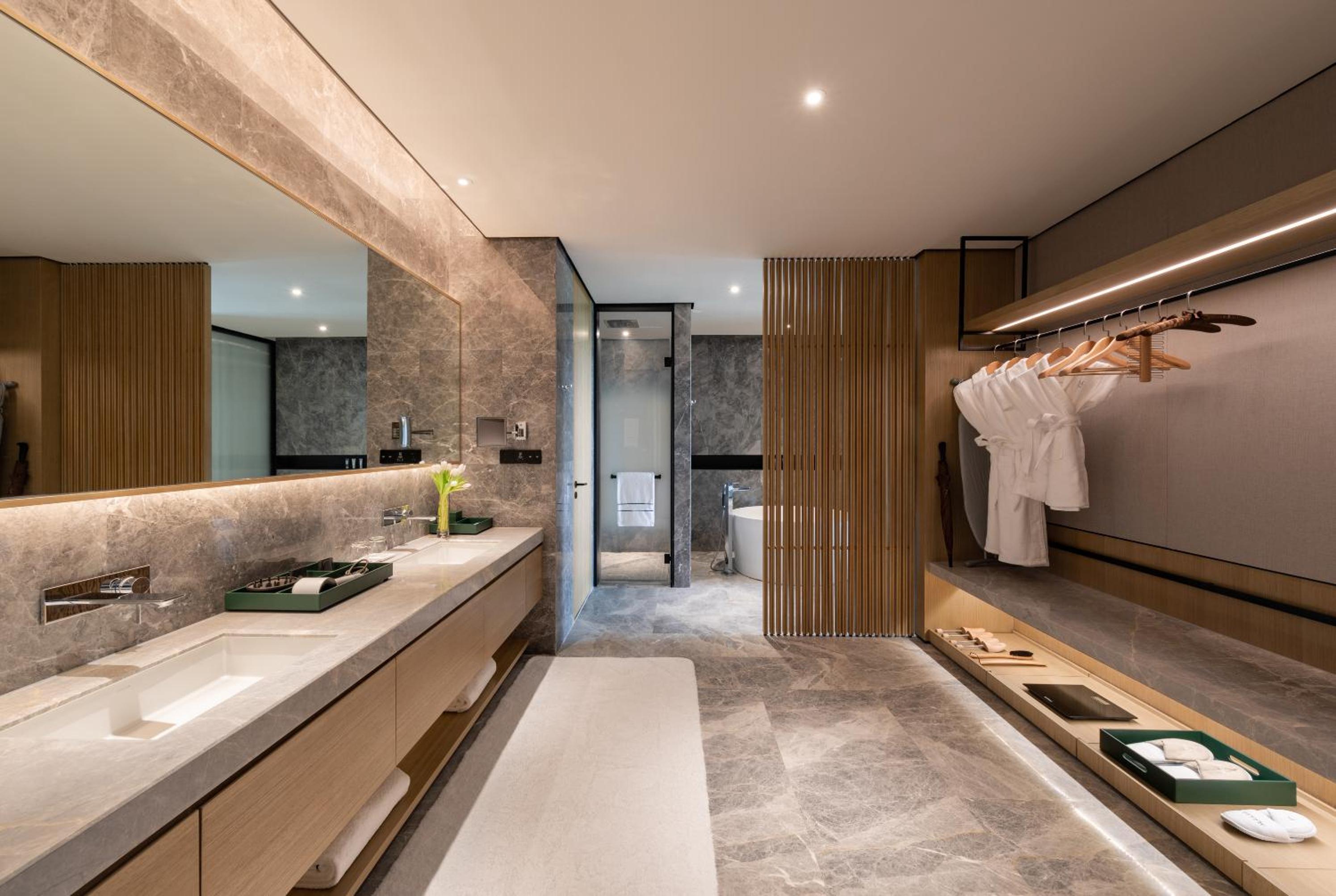 The Level Suite with Lake View