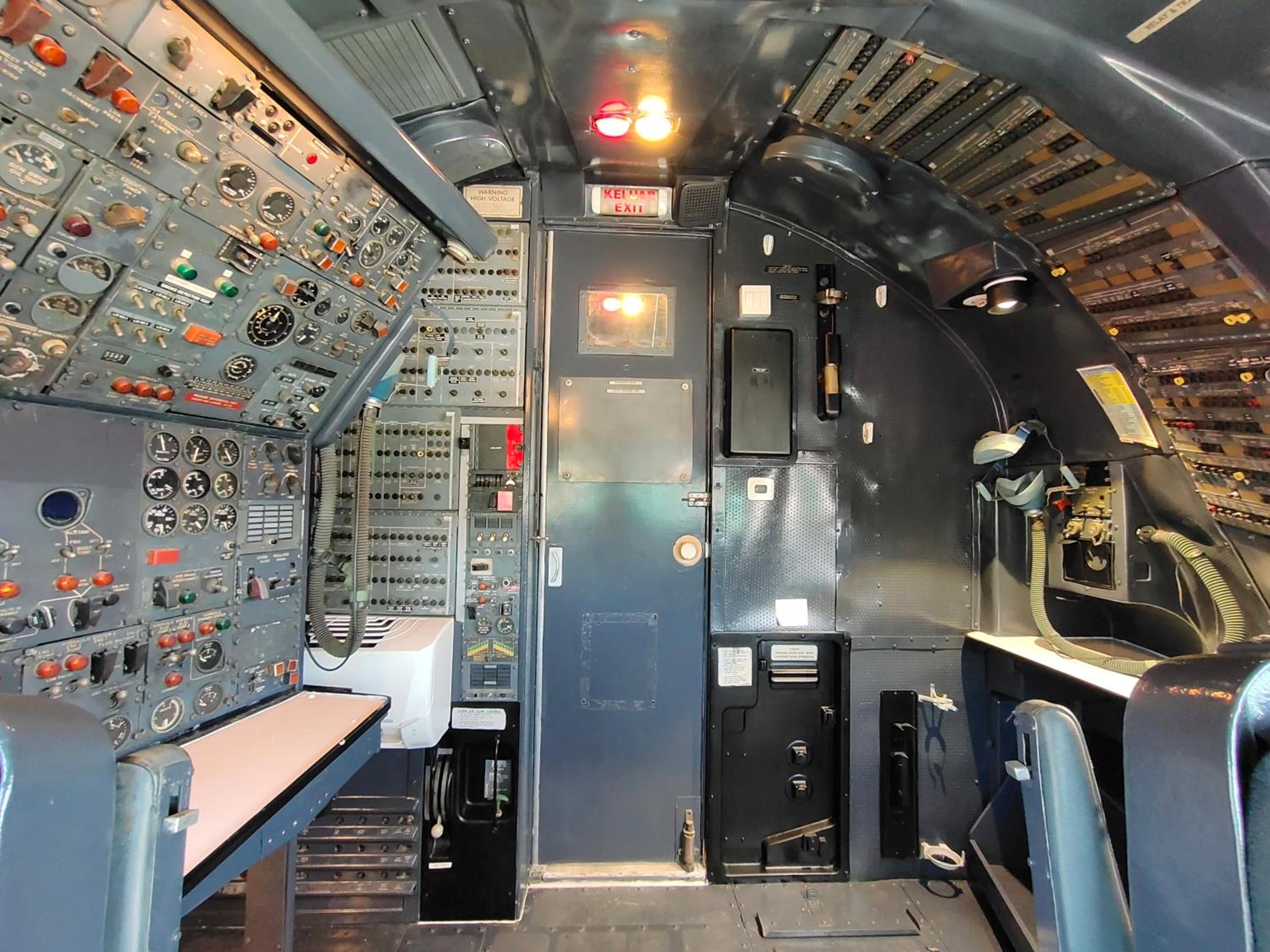 First Class Jet - Photo 2
