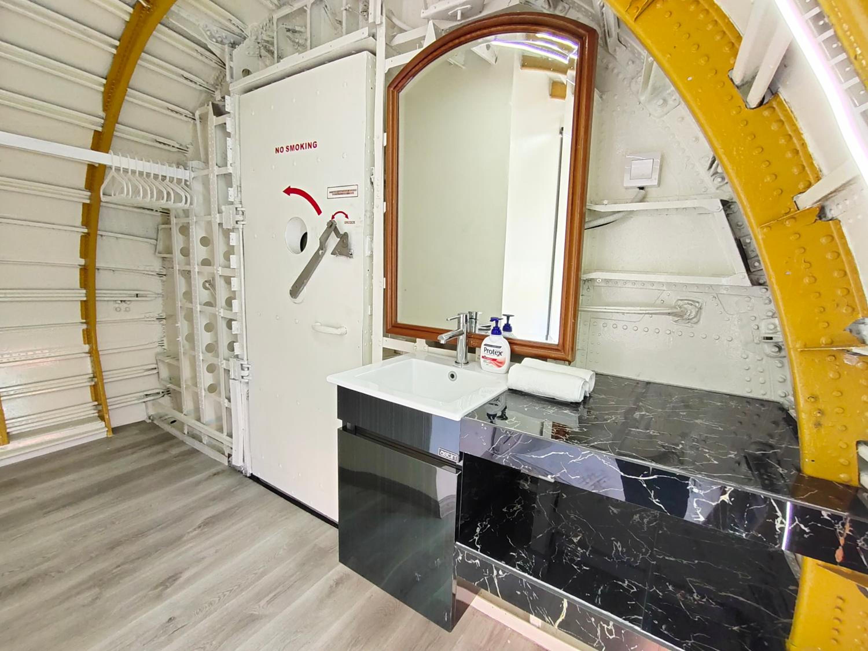 First Class Jet - Photo 7
