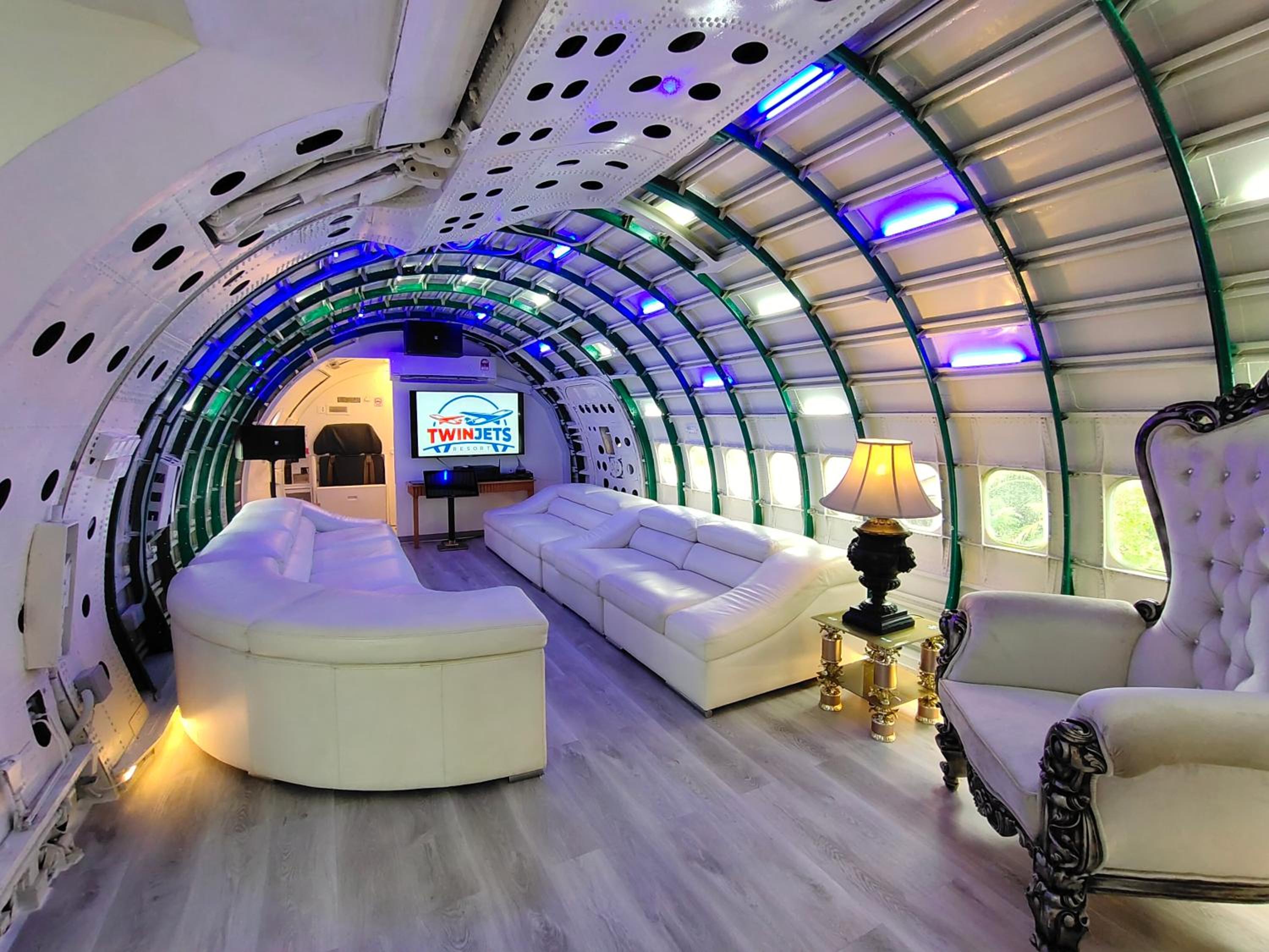 First Class Jet - Photo 11