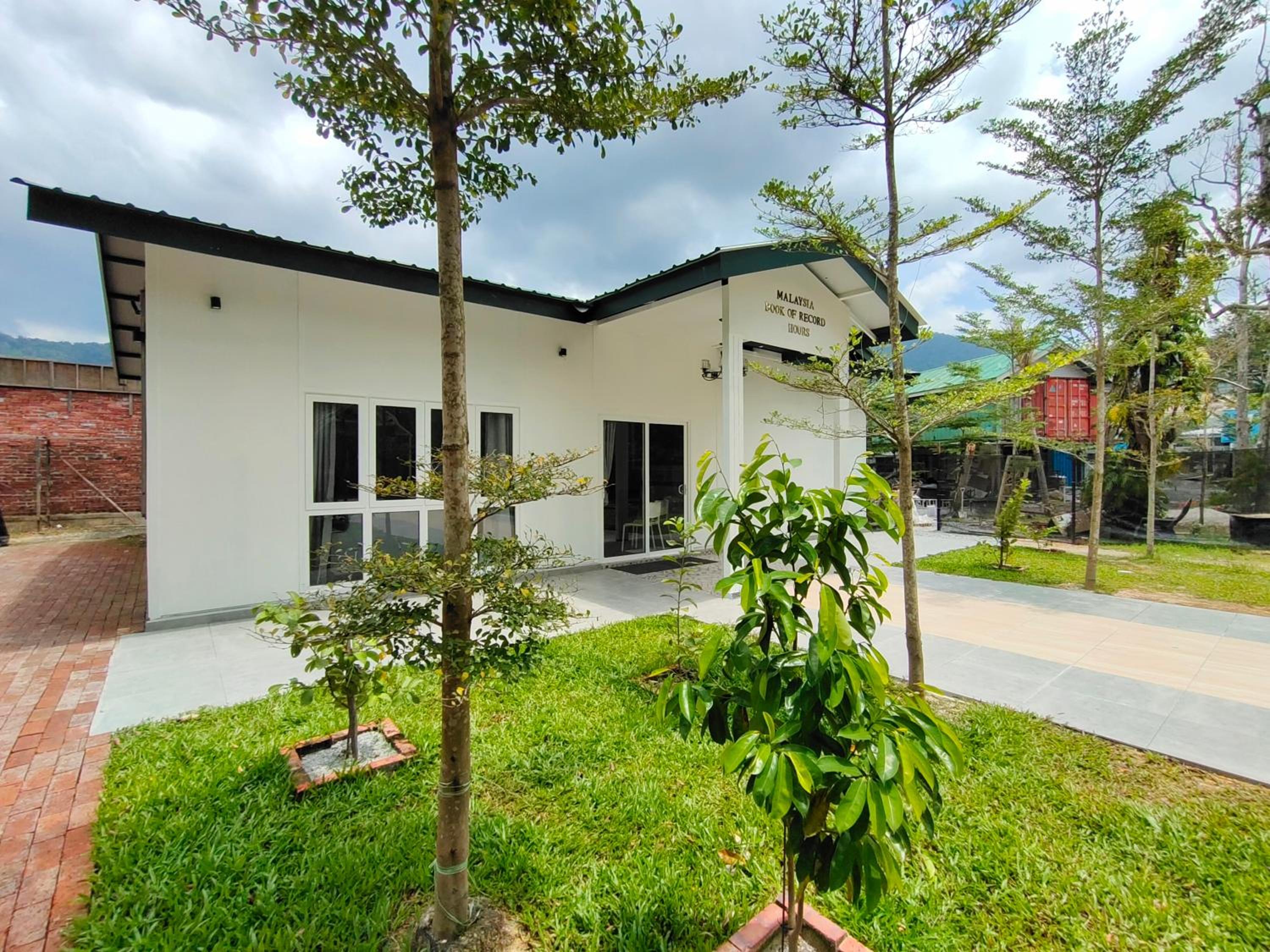 Villa - Photo 2