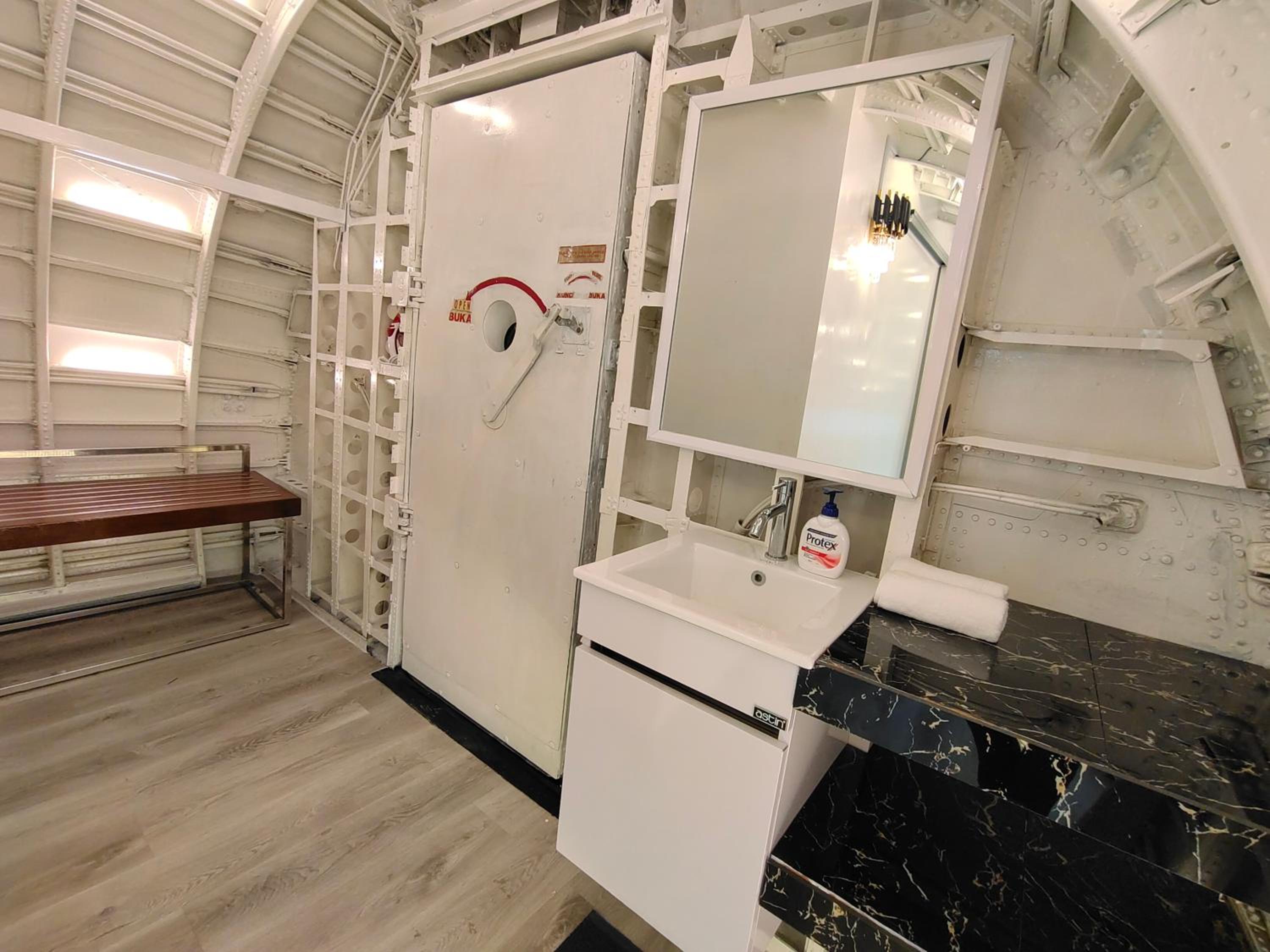 First Class Jet - Photo 8