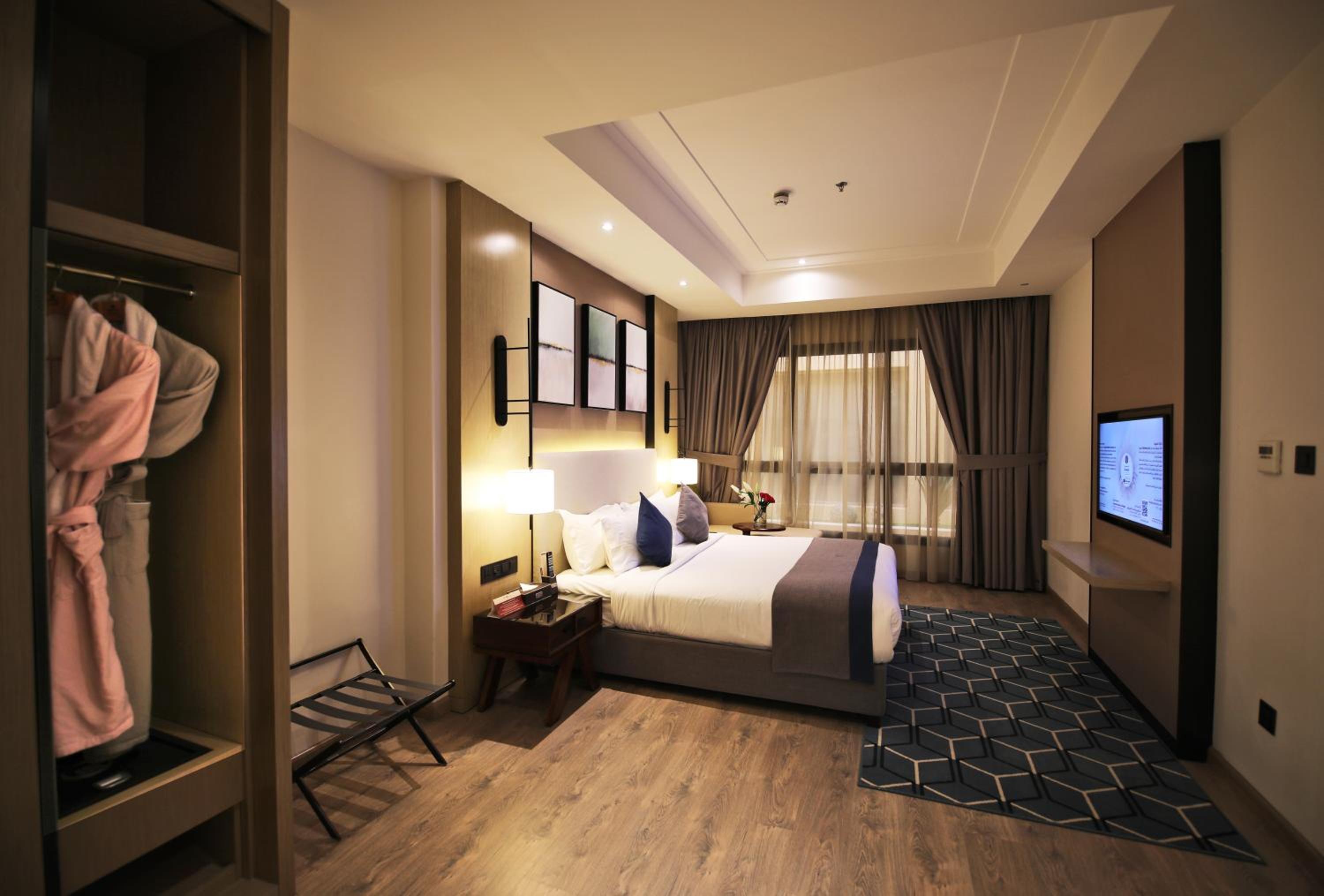 Executive Suite - Photo 10