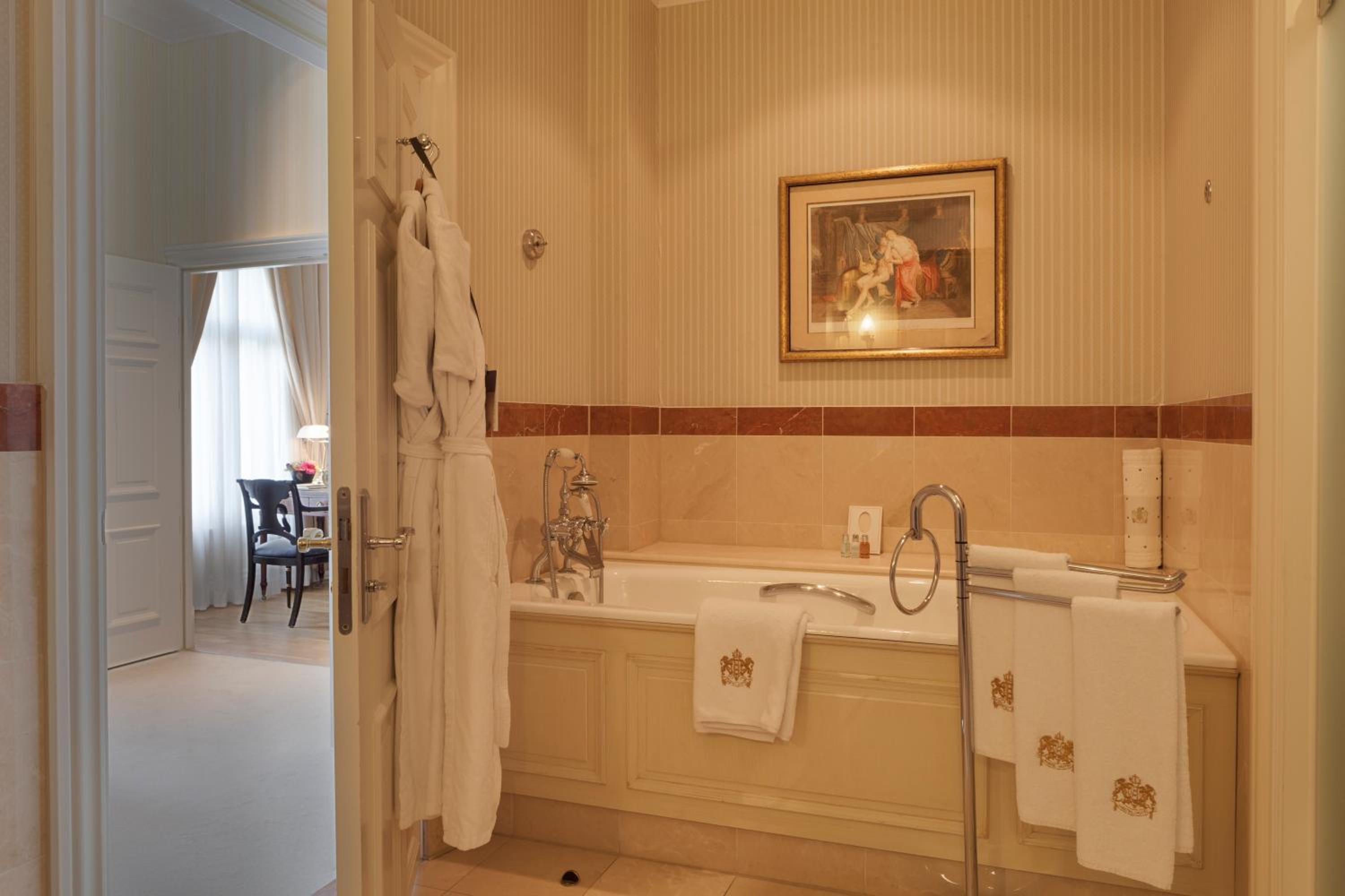 Junior King Suite with River View photo 3