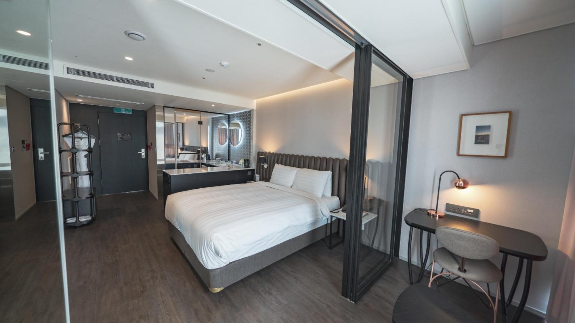 Standard Double Room with Partial Ocean View - Photo 1