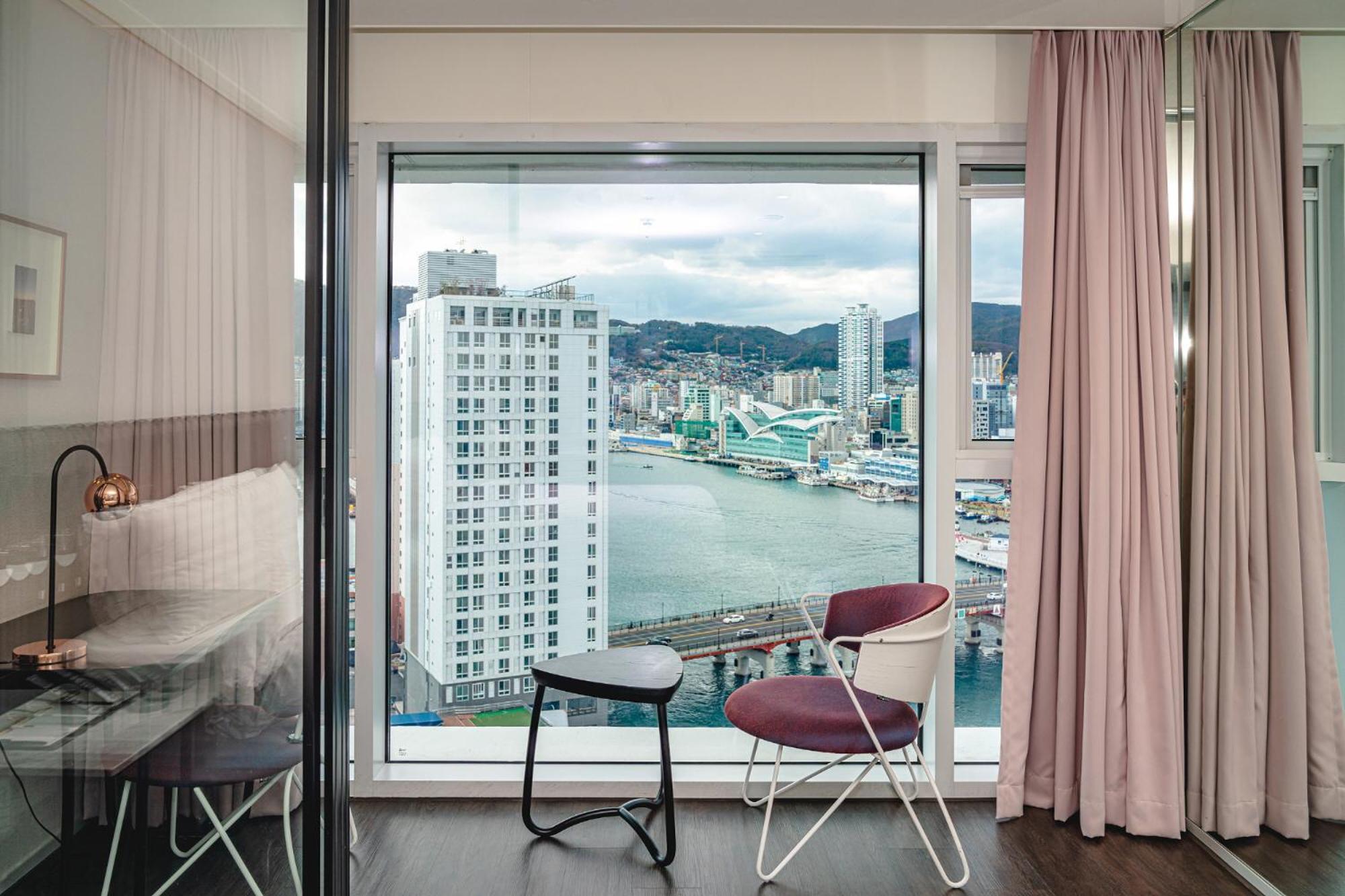 Standard Double Room with Partial Ocean View - Photo 14