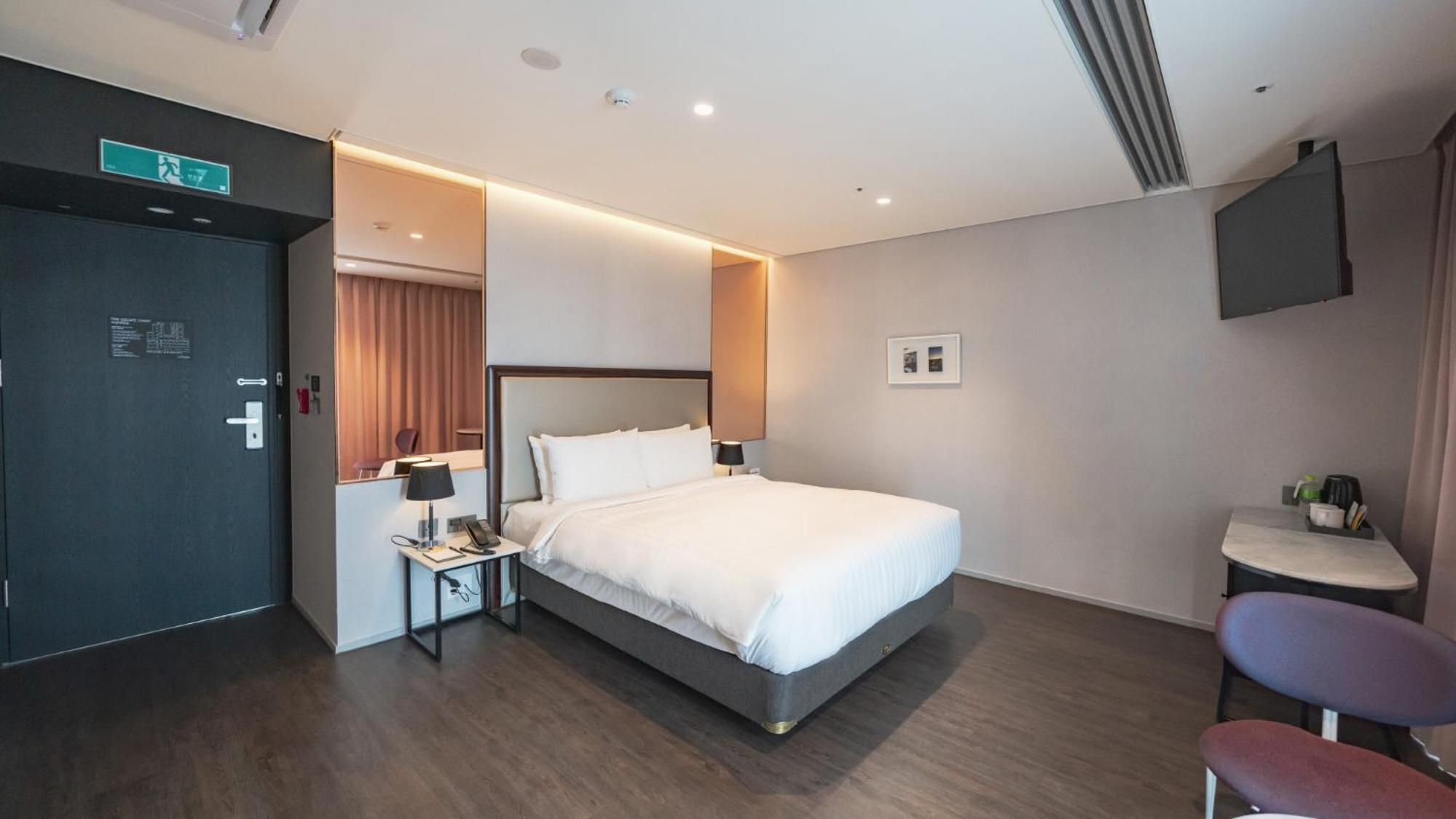 Standard Double Room with Partial Ocean View - Photo 2