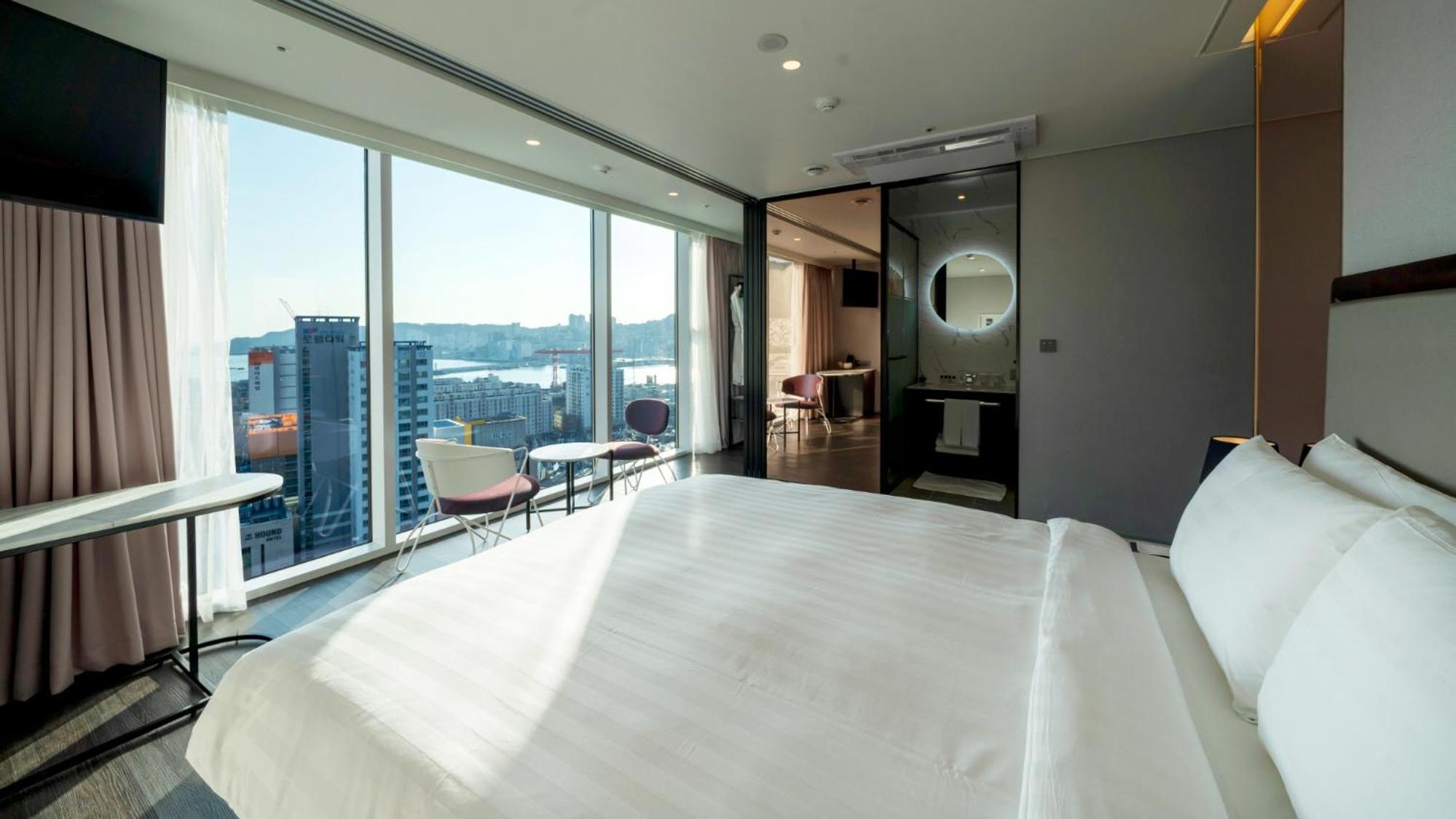Standard Double Room with Partial Ocean View - Photo 9