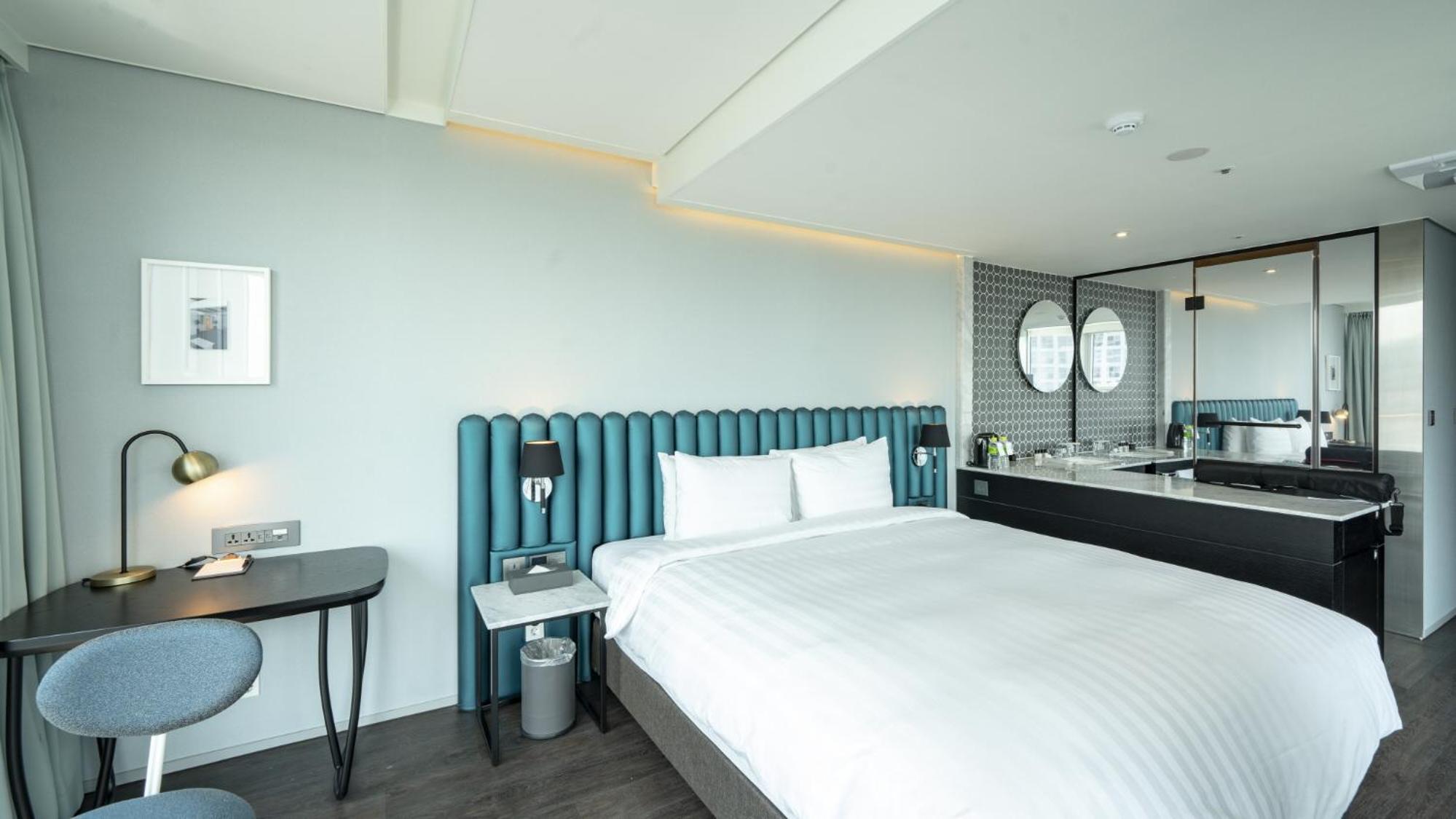 Corner Double Room with City view - Photo 4