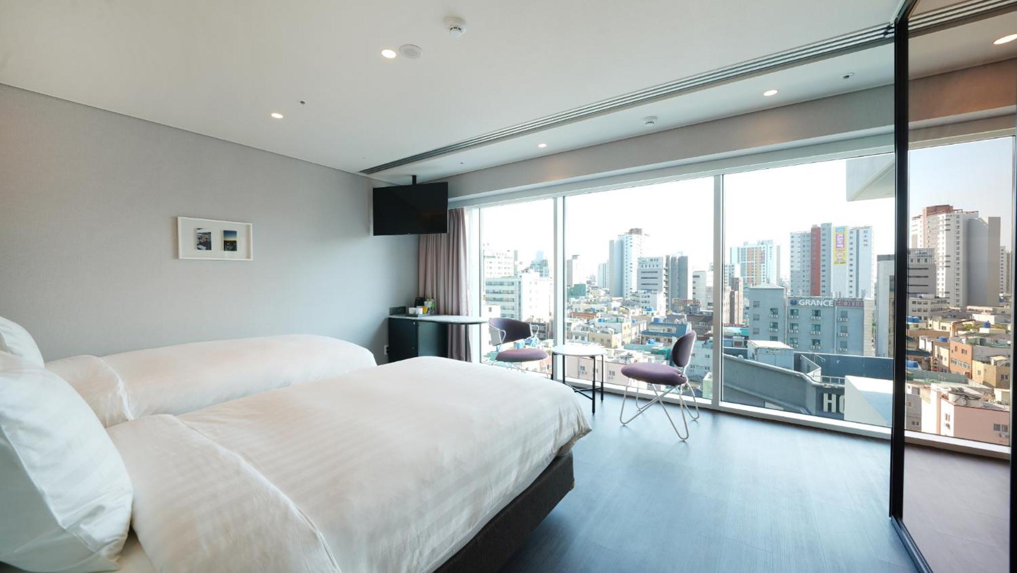 Standard Twin Room with City View - Photo 11